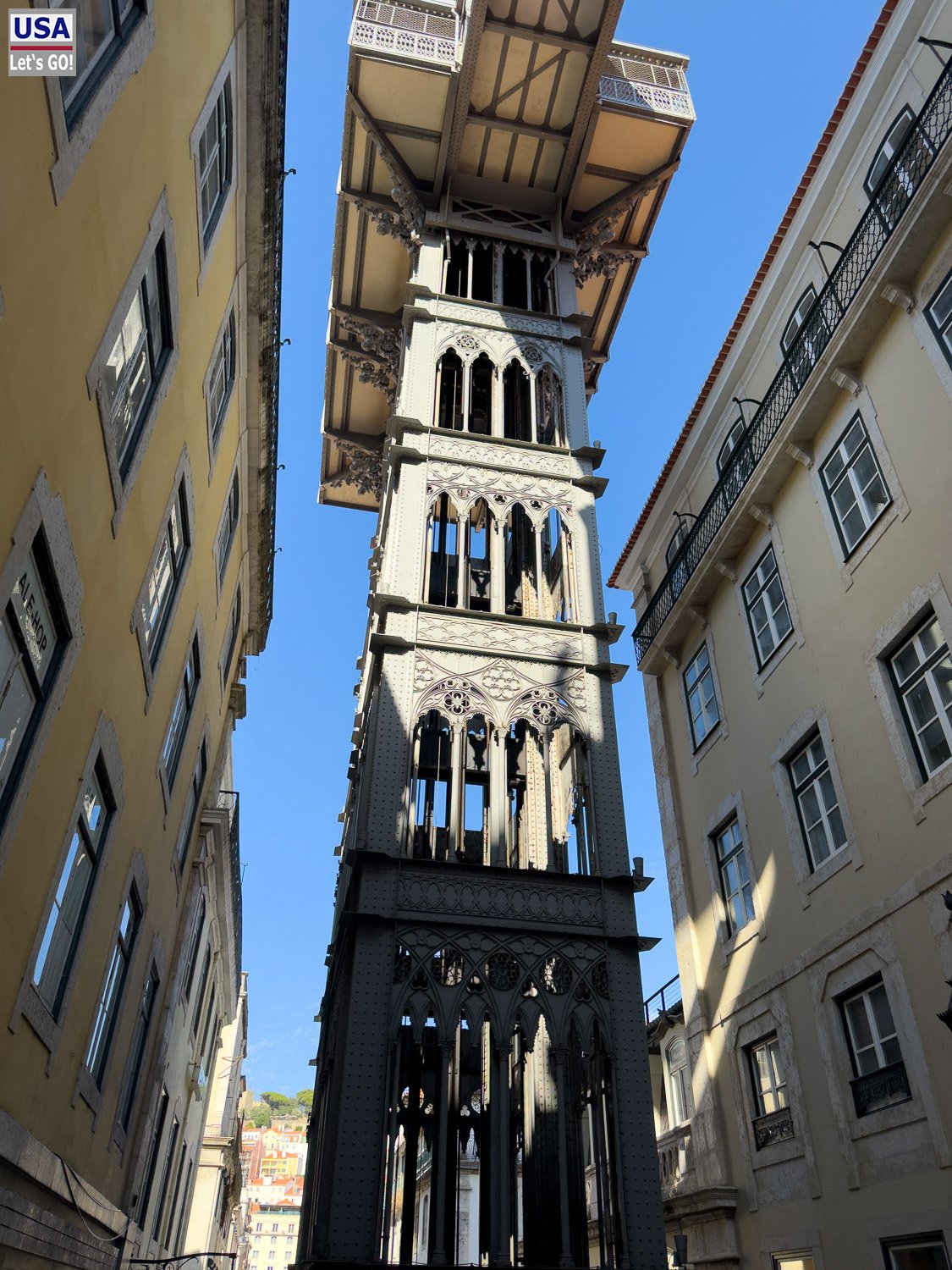 Elevador de Santa Justa zwischen den Häusern der Baixa