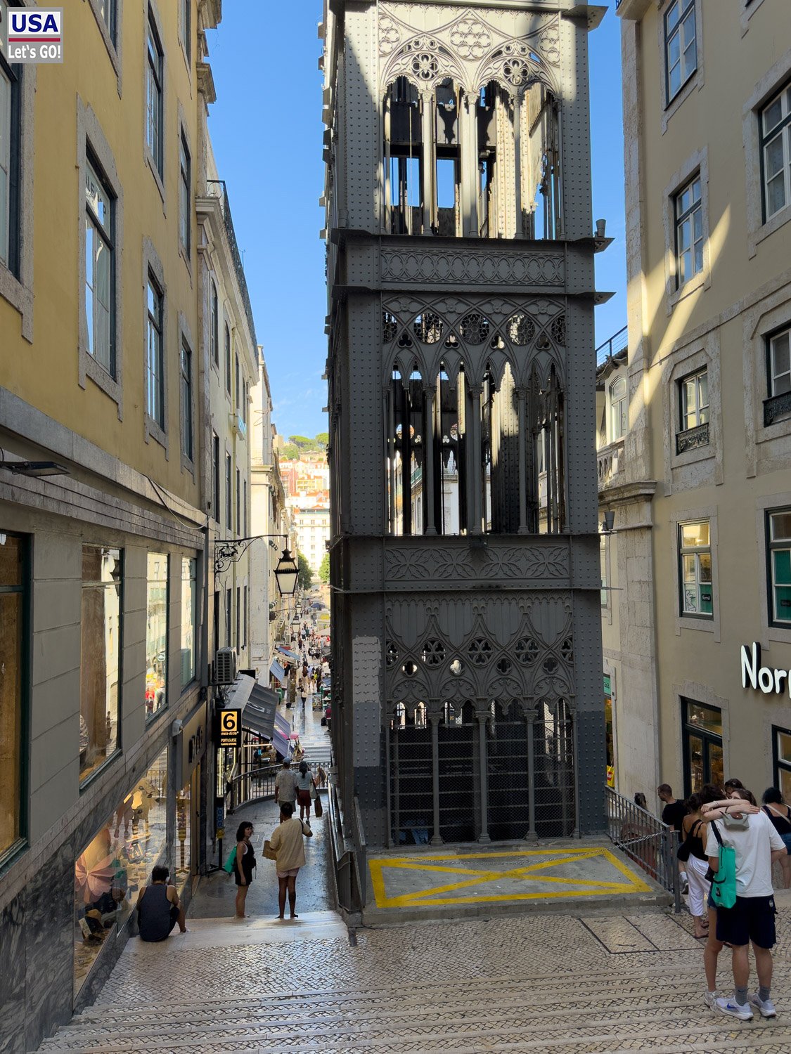 Neugotischer Elevador de Santa Justa am Fuß der Rua de Santa Justa