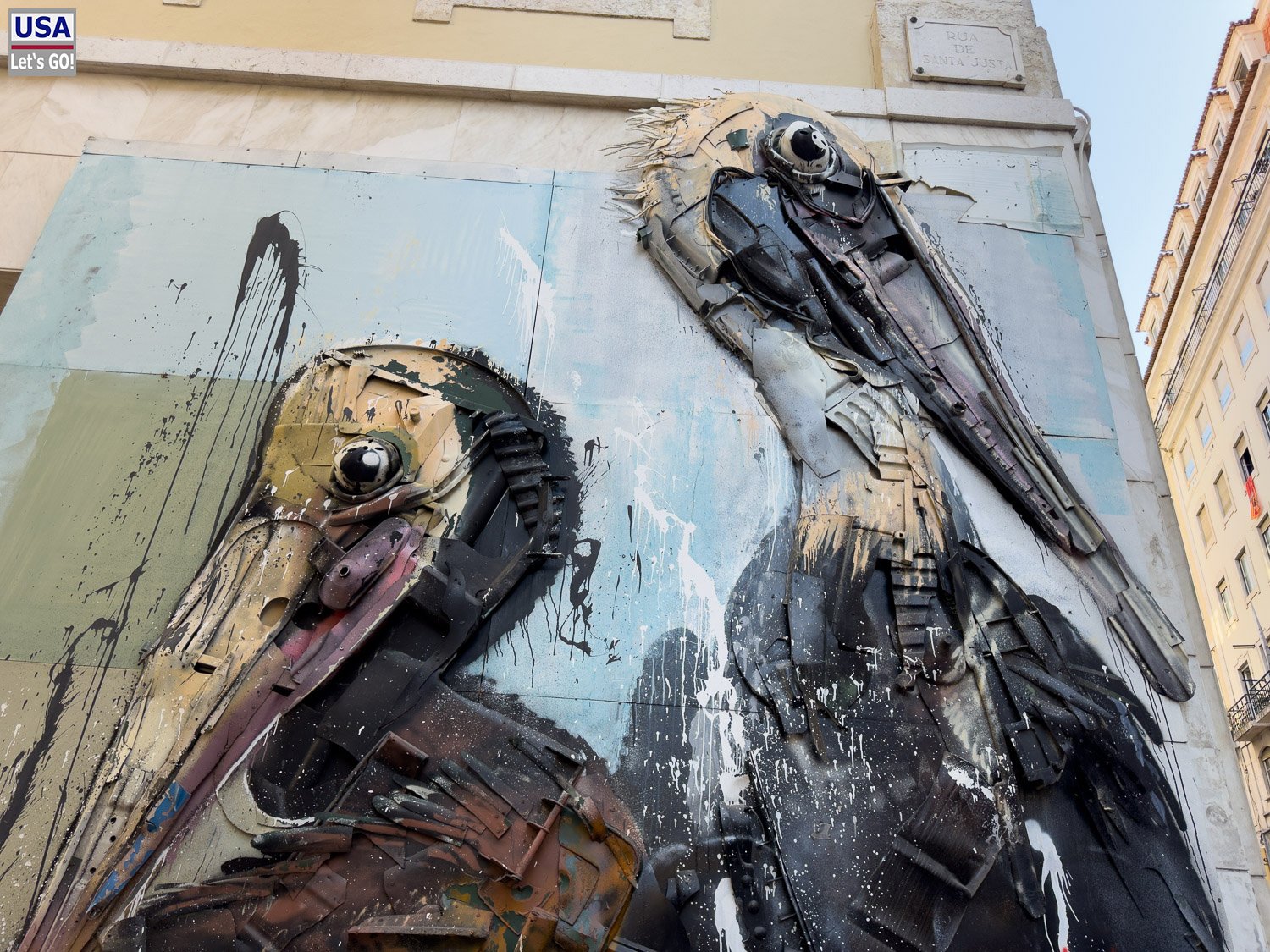Mural aus Schrott und Abfall in Form eines Pelikans