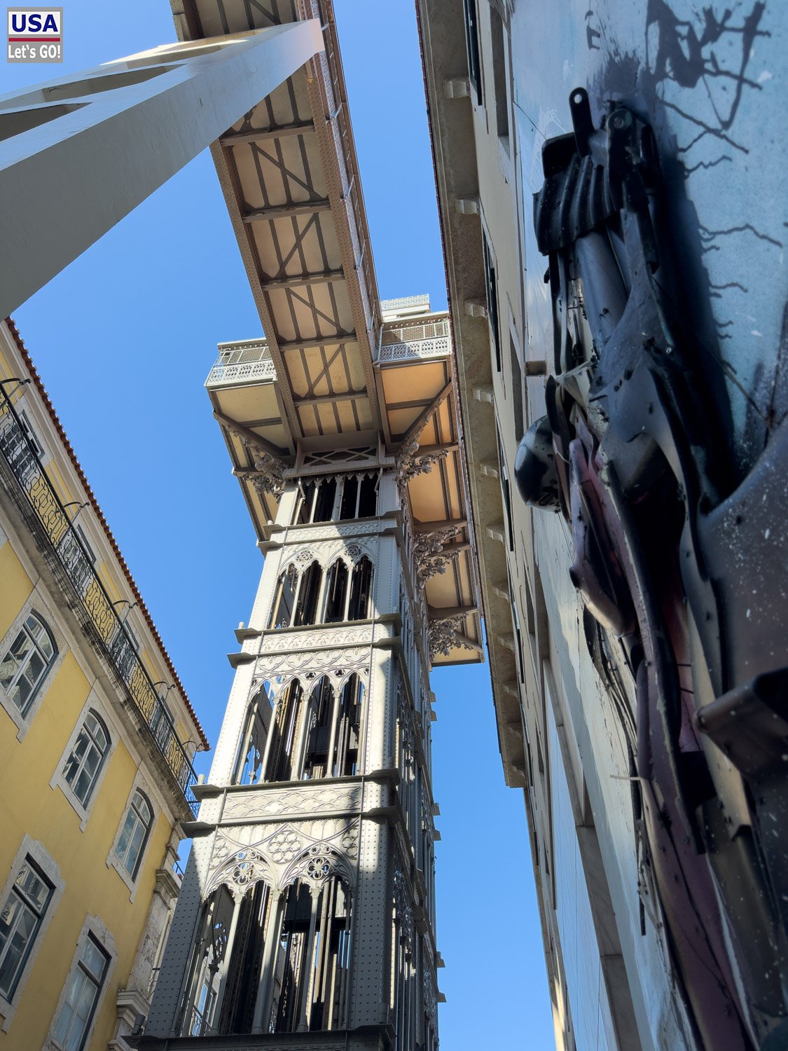 Stahlkonstruktion des Elevador de Santa Justa von unten