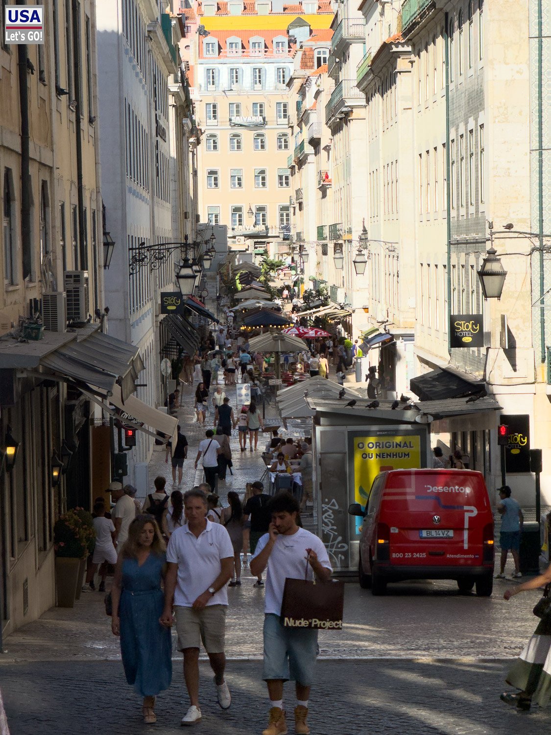 Blick durch eine Straße der Baixa hinauf zur Alfama