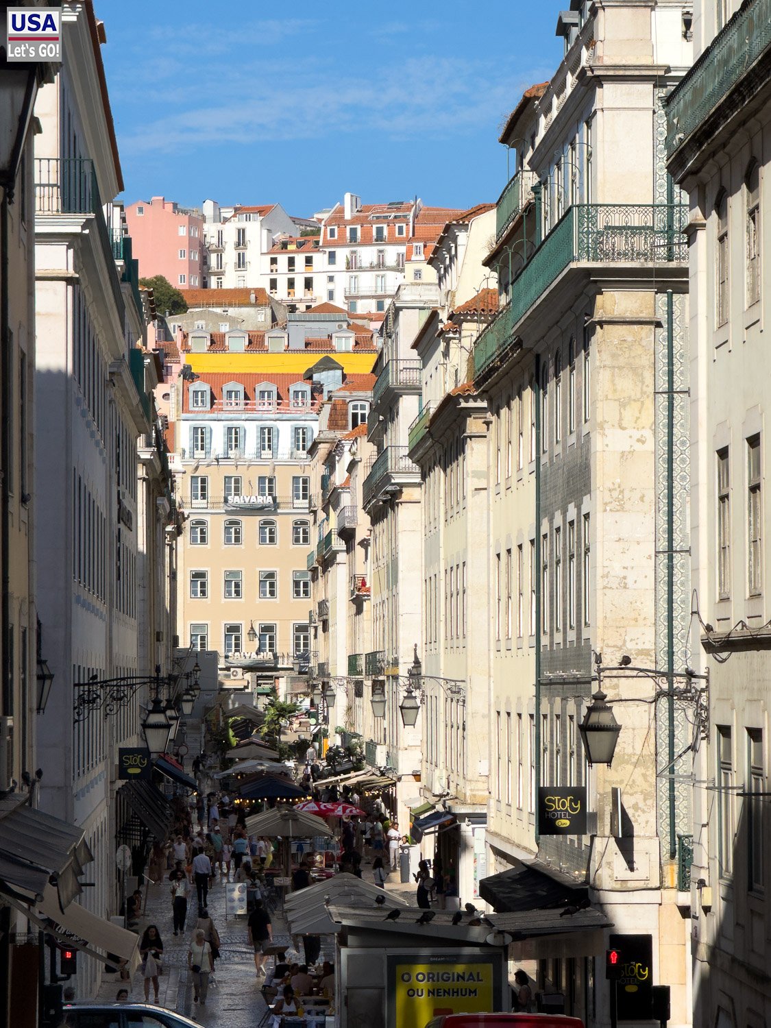 Straße in der Baixa mit Blick auf die Häuser am Burghügel