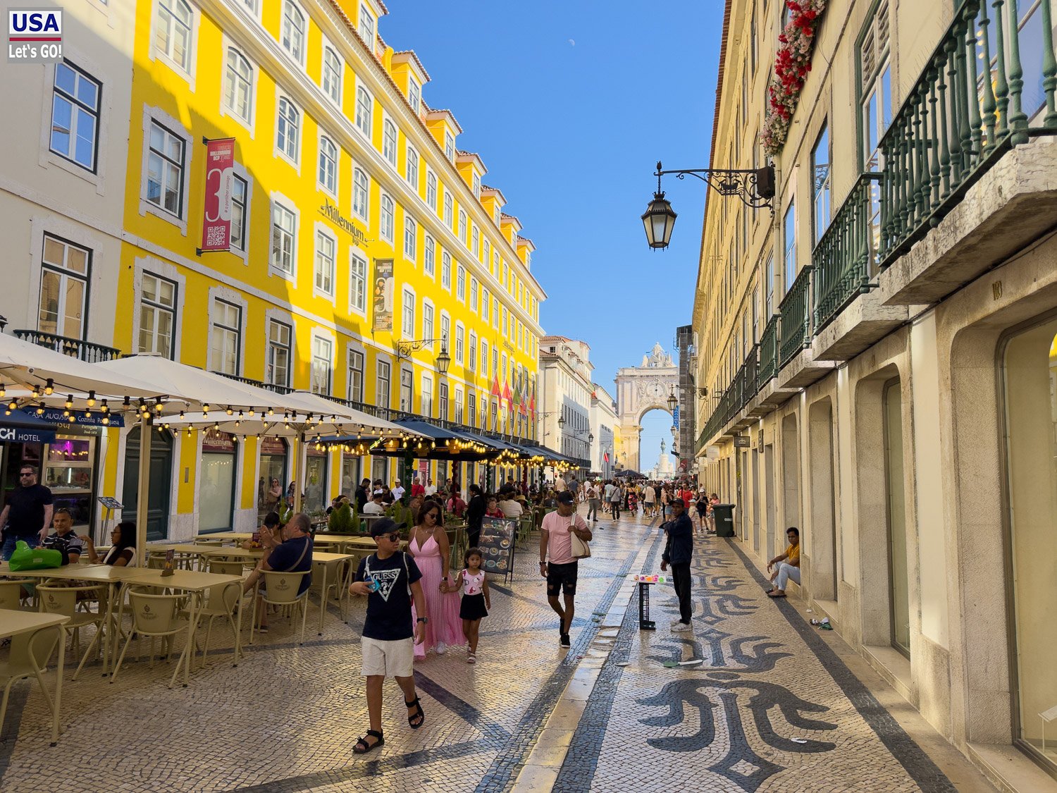 Rua Augusta mit gelber Fassade und Straßencafés