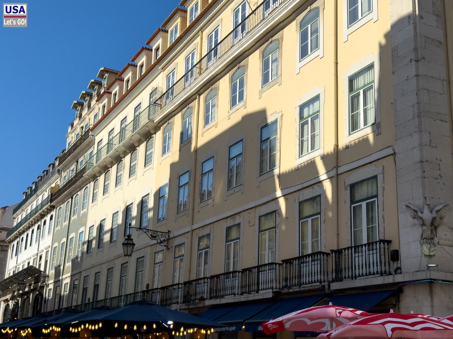 Altbaufassade mit Balkonen in der Baixa