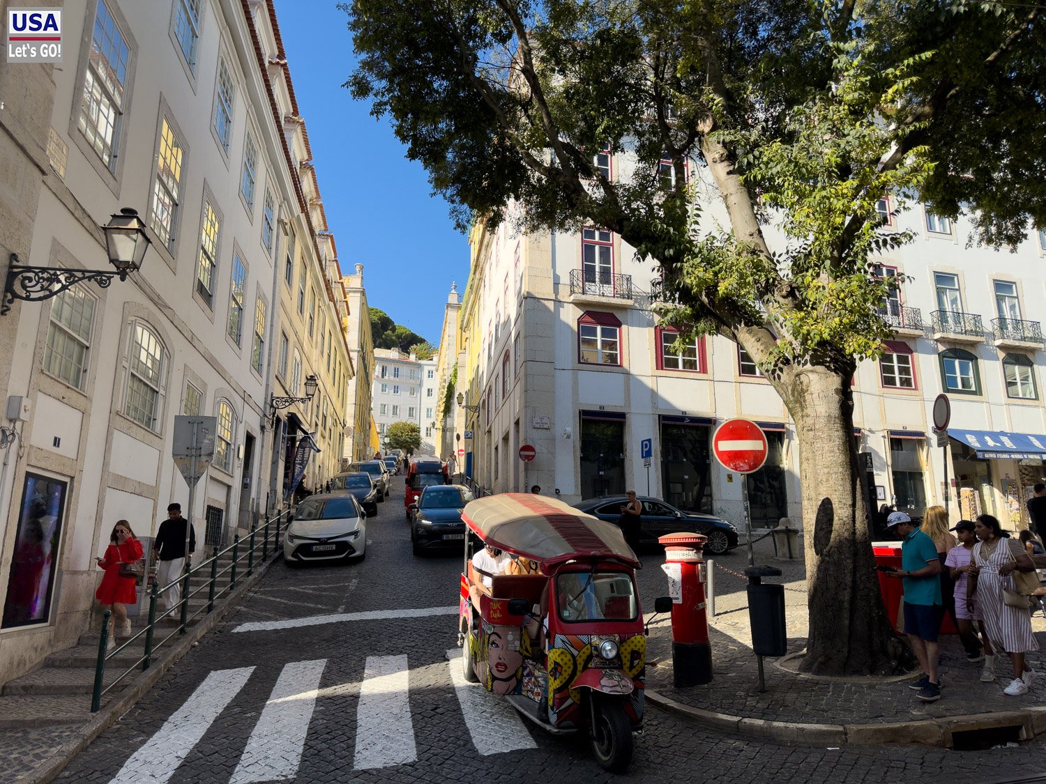 Tuk-Tuk an einer Straßenecke in der Altstadt