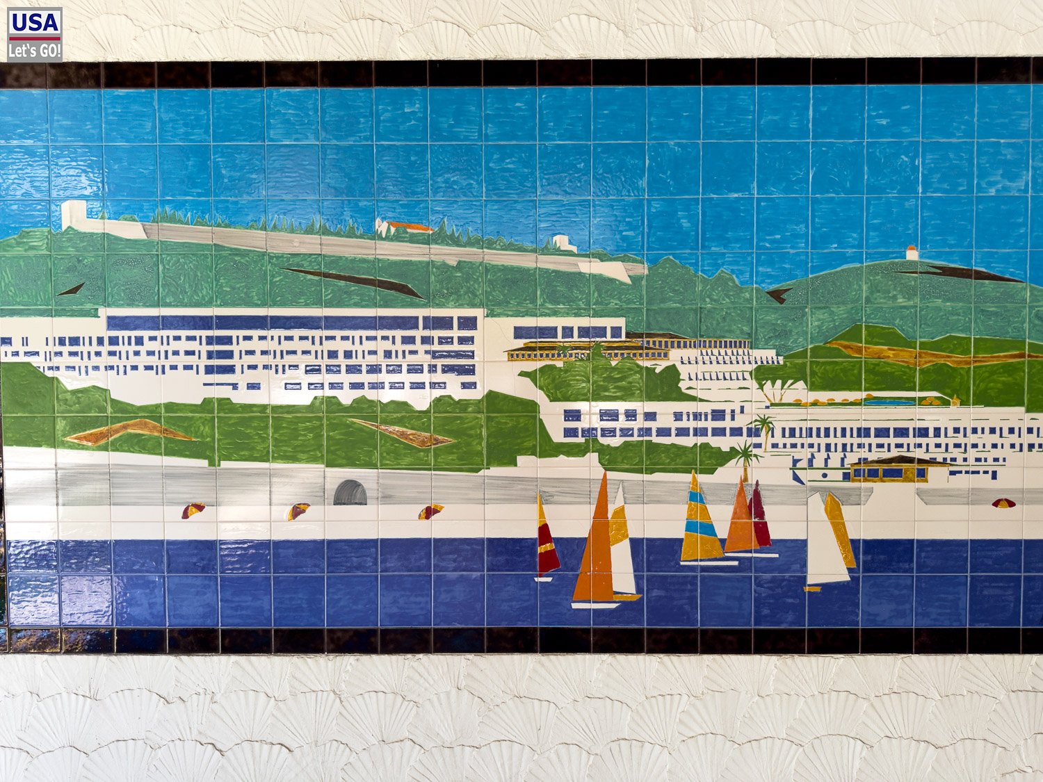Azulejo-Bild mit Segelbooten in der Lobby des Hotel do Mar