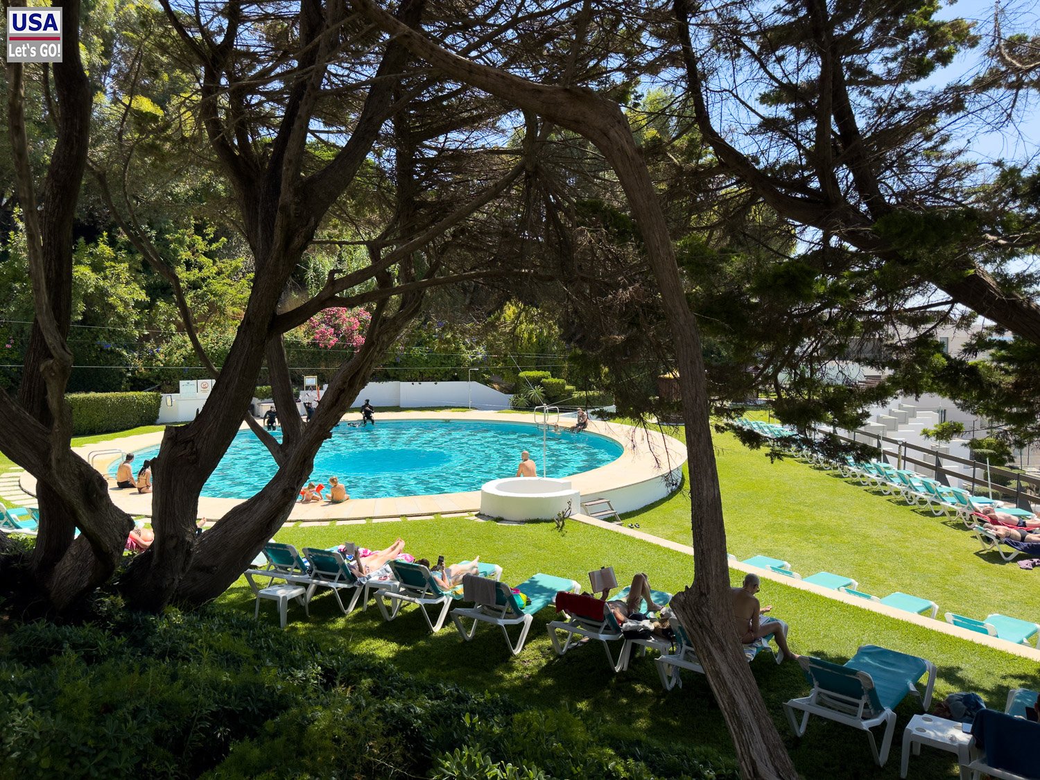 Pool des Hotel do Mar im Schatten von Pinien