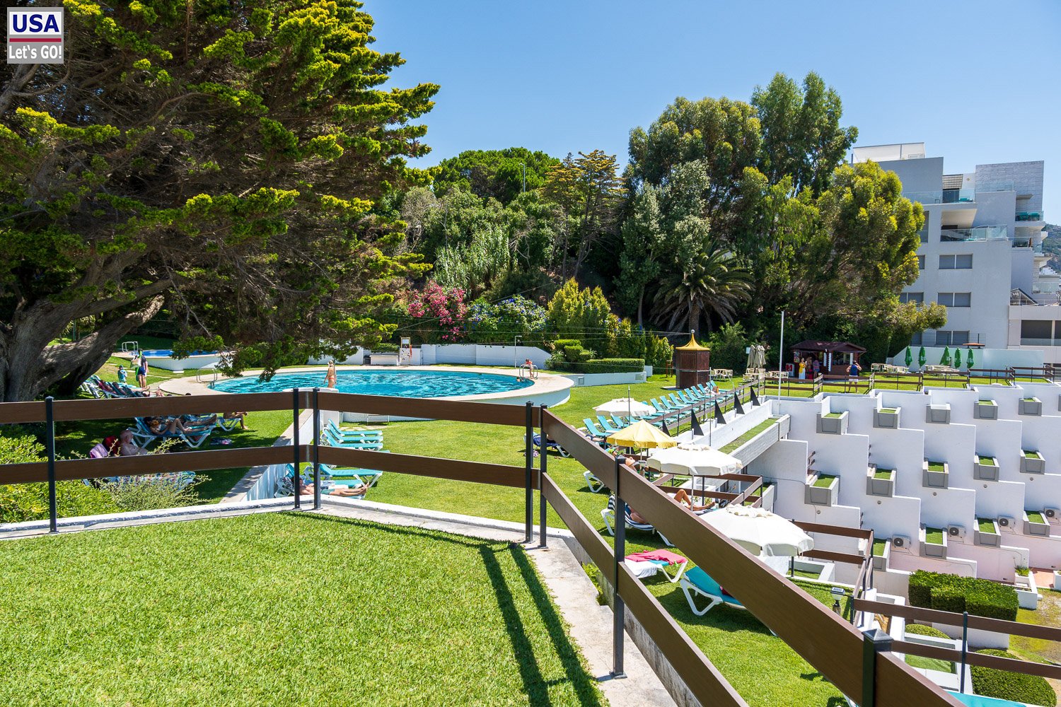 Garten und Pool des Hotel do Mar