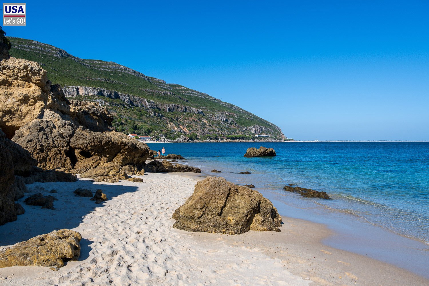 Felsen am Sandstrand der Praia dos Coelhos