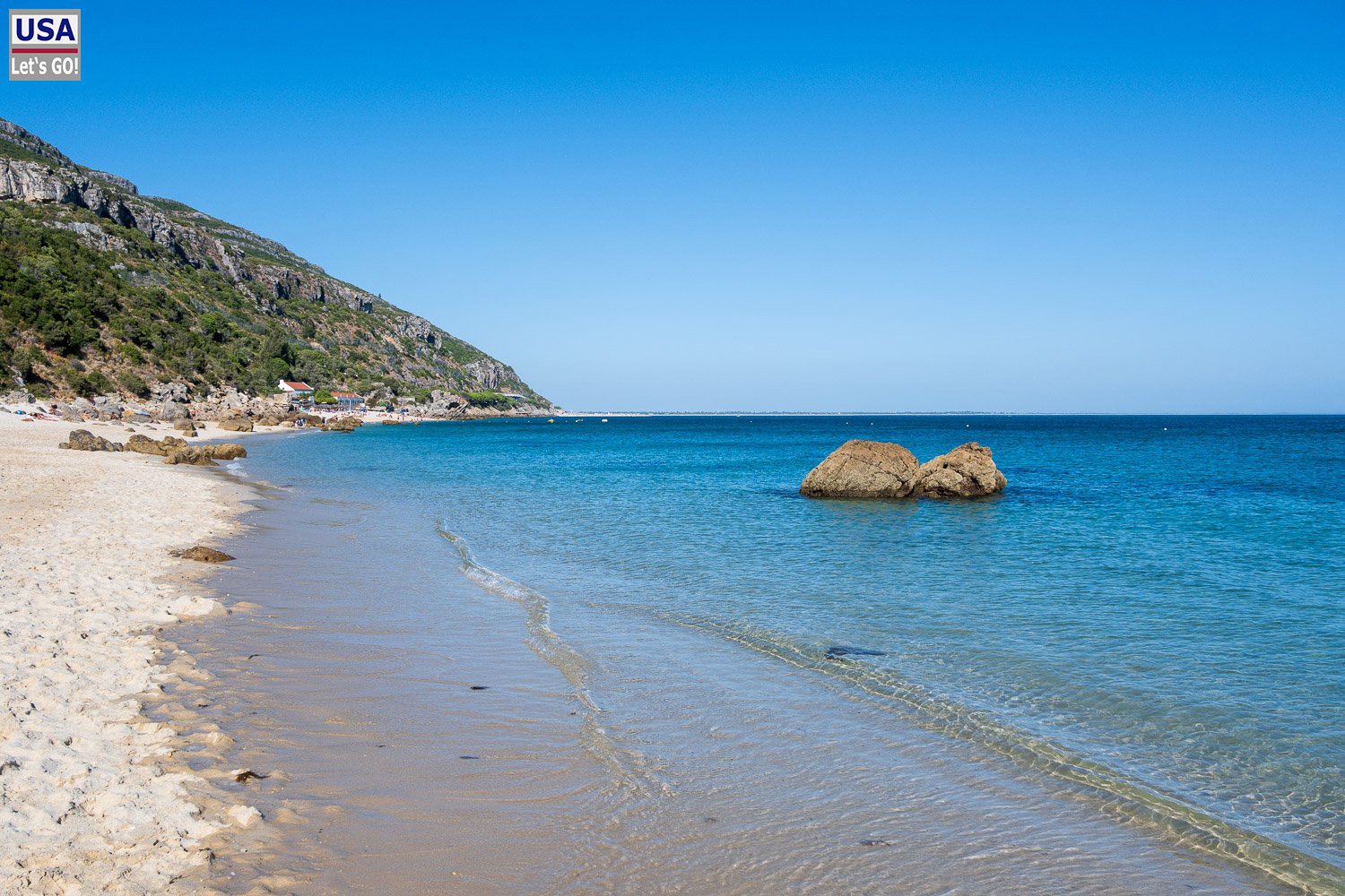 Felsbrocken im flachen Wasser an der Praia dos Coelhos