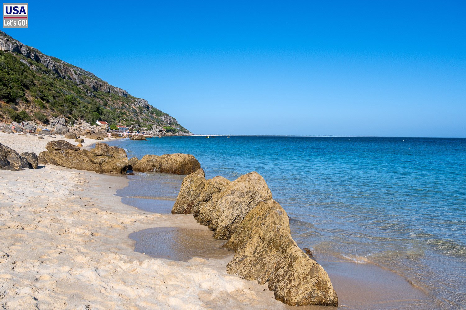 Felsen am Ufer der Praia dos Coelhos