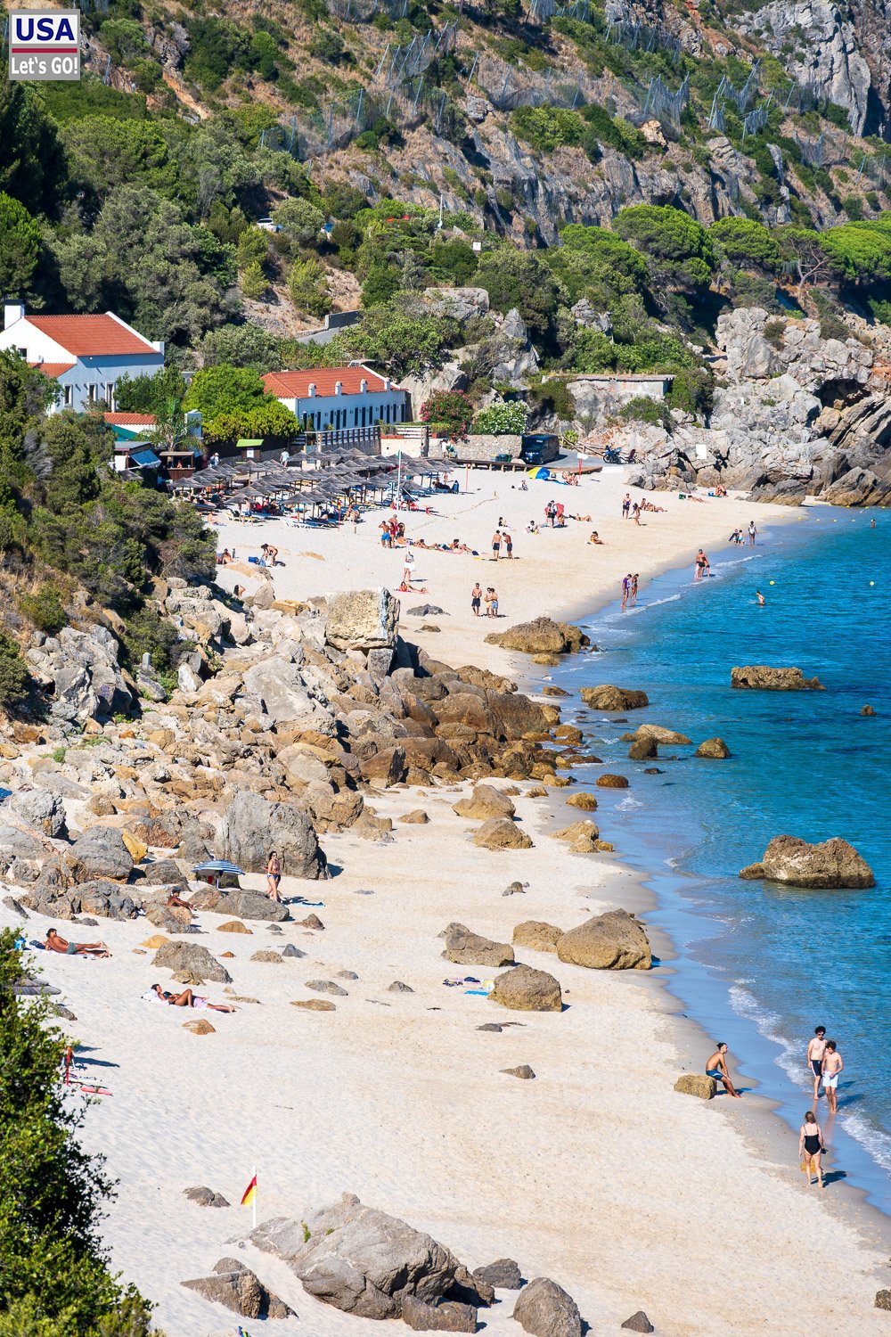 Praia de Galapinhos zwischen Felsen und grünem Hang