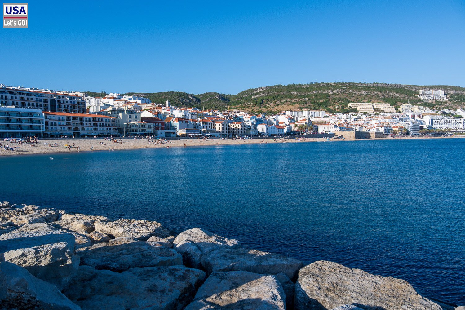 Sesimbra mit Strand und Hotels vom Wellenbrecher aus