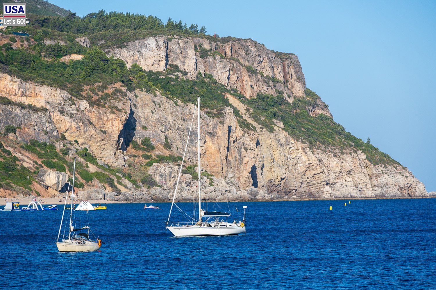 Segelboote vor der Steilküste bei Sesimbra