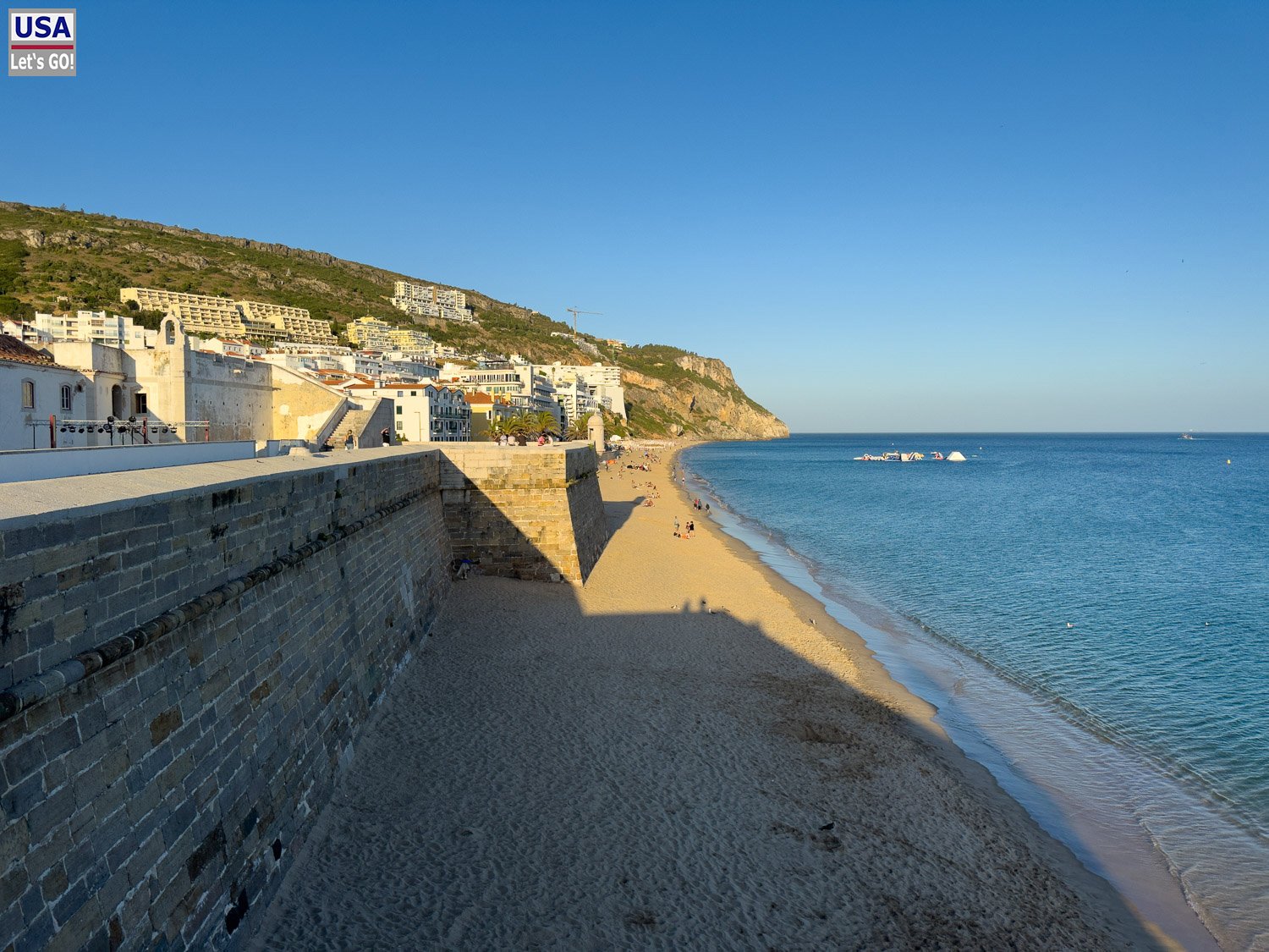 Blick von der Fortaleza de Santiago auf den Strand von Sesimbra