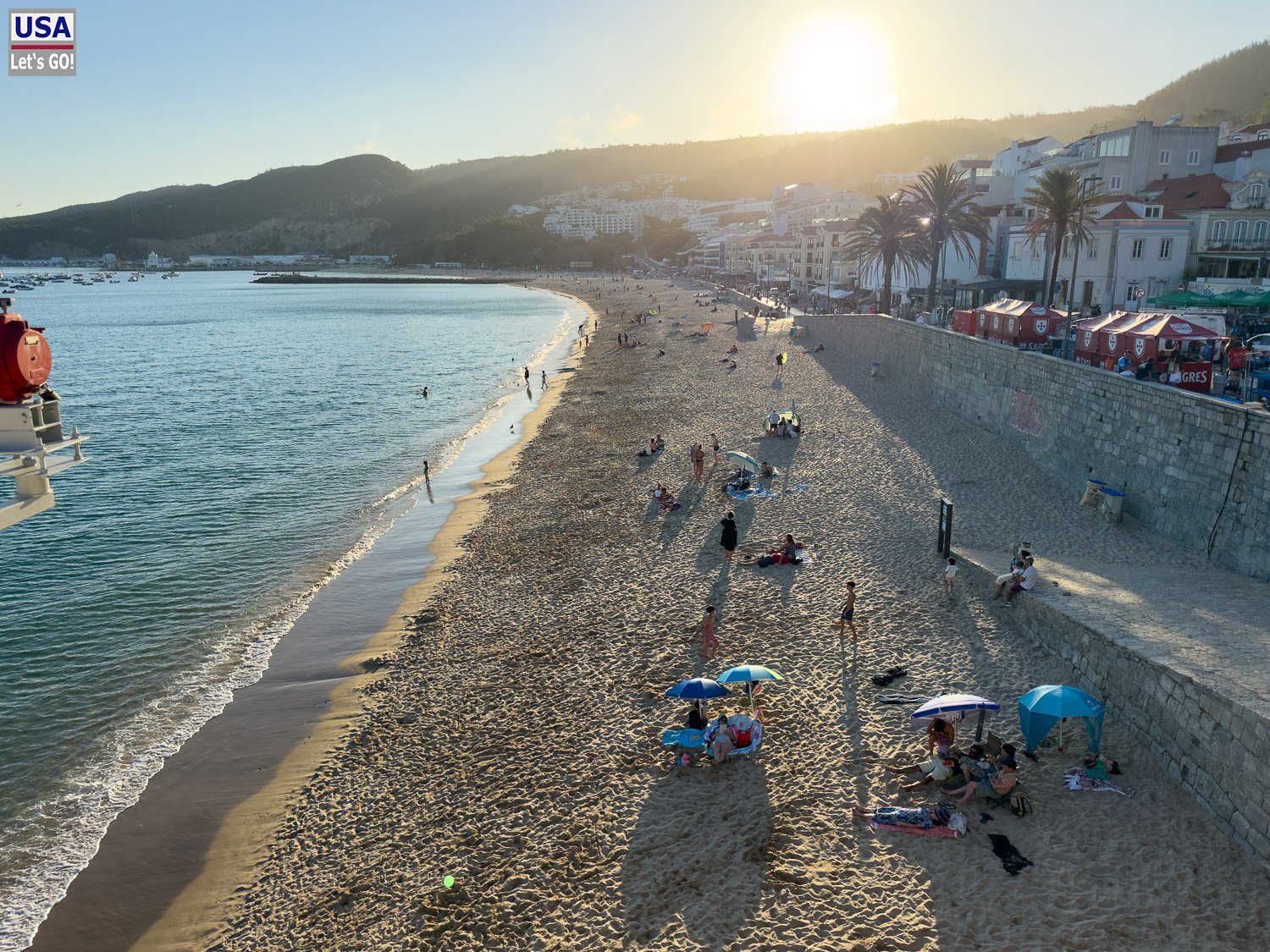 Strand von Sesimbra in der Abendsonne