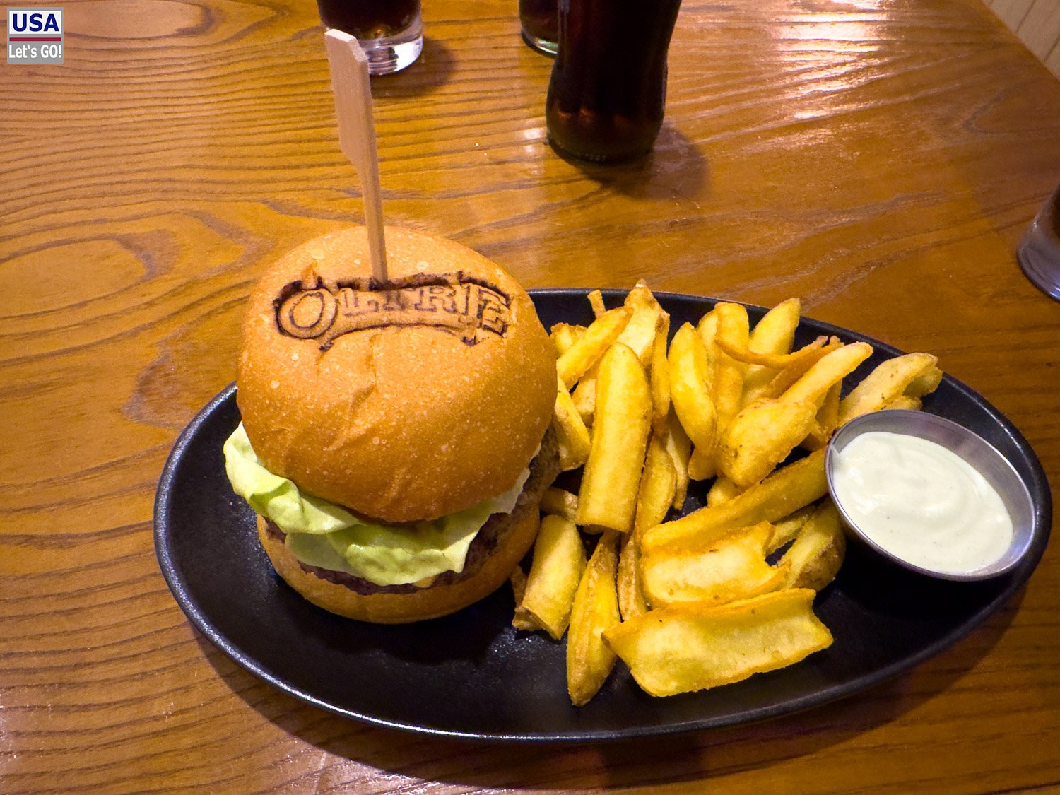Burger mit Pommes in der Oltra Hamburgueria in Sesimbra