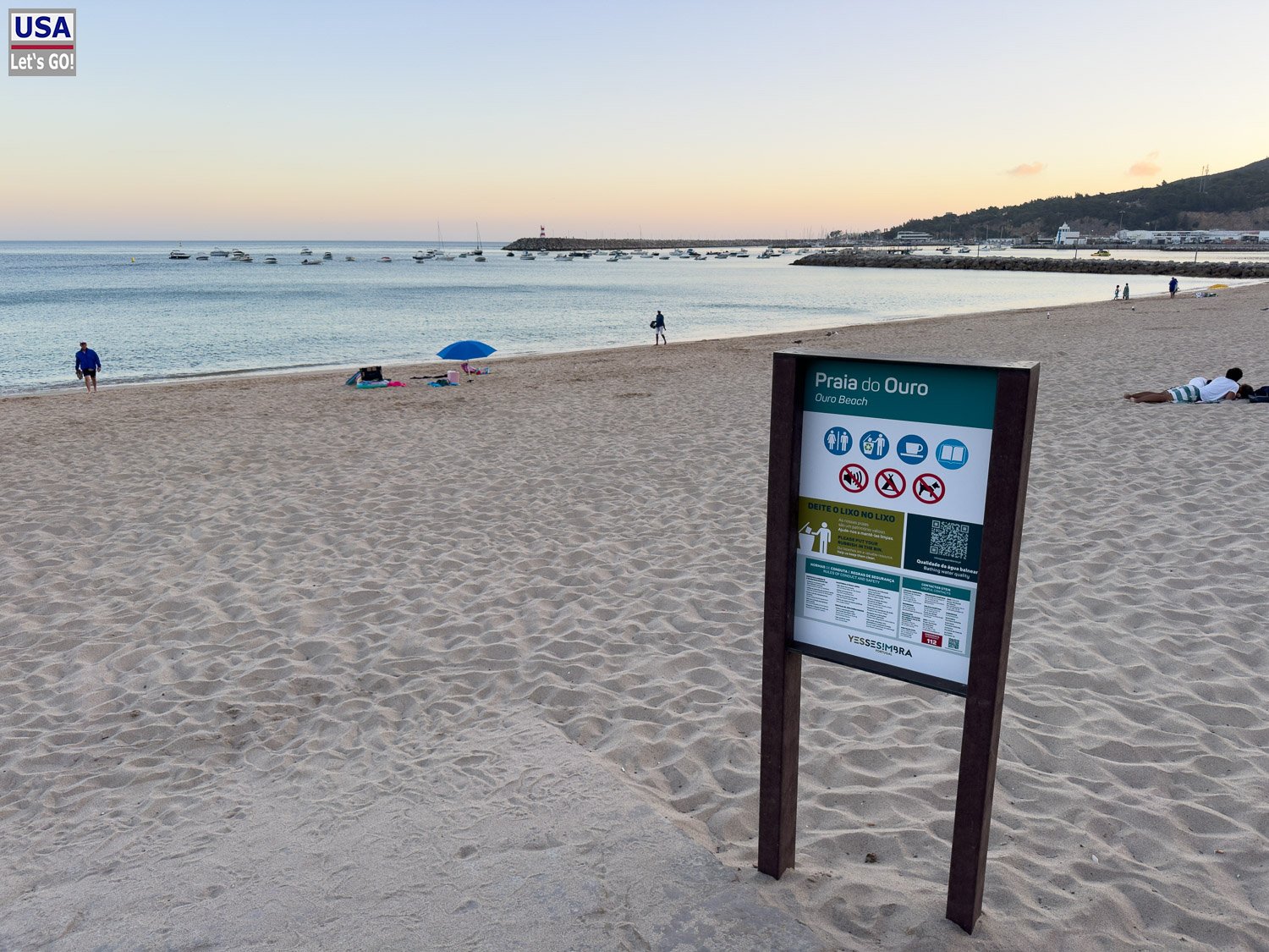 Fast leerer Strand von Sesimbra am Abend