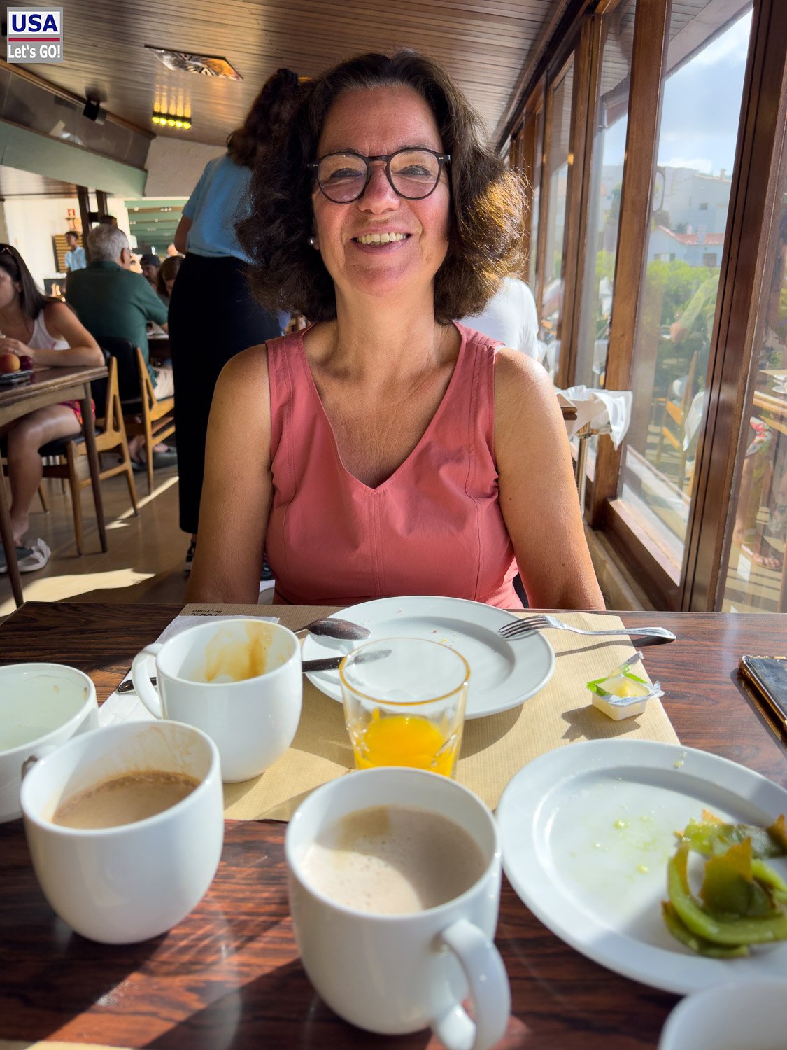 Anja beim Frühstück im Hotel do Mar