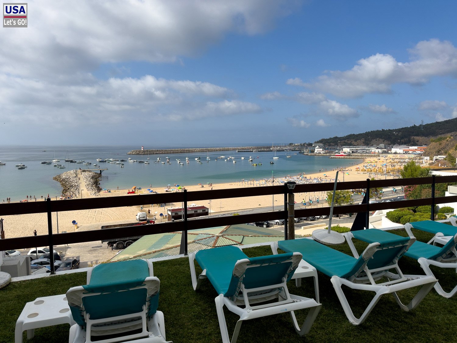 Liegestühle mit Blick auf die Bucht von Sesimbra