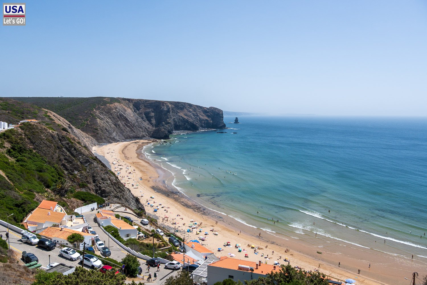 Praia da Arrifana mit dem Ort und der Steilküste