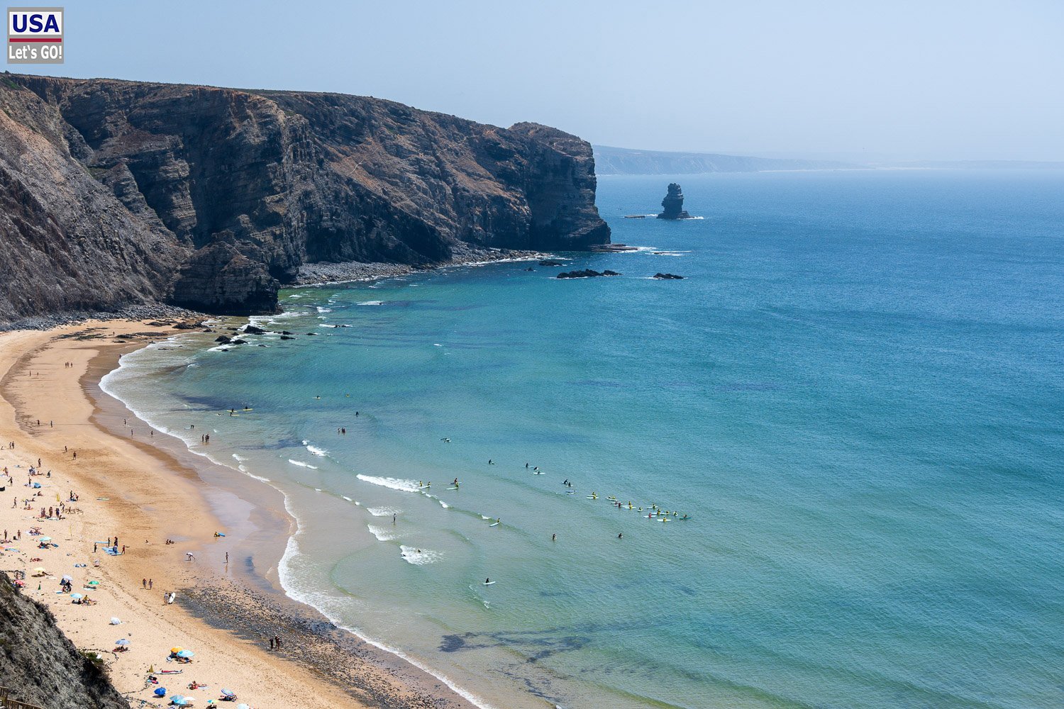 Bucht der Praia da Arrifana mit Felsnadel