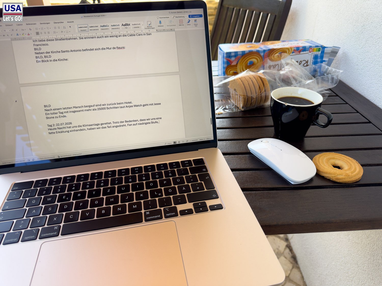 Laptop und Kaffee auf der Terrasse beim Schreiben des Reiseberichts