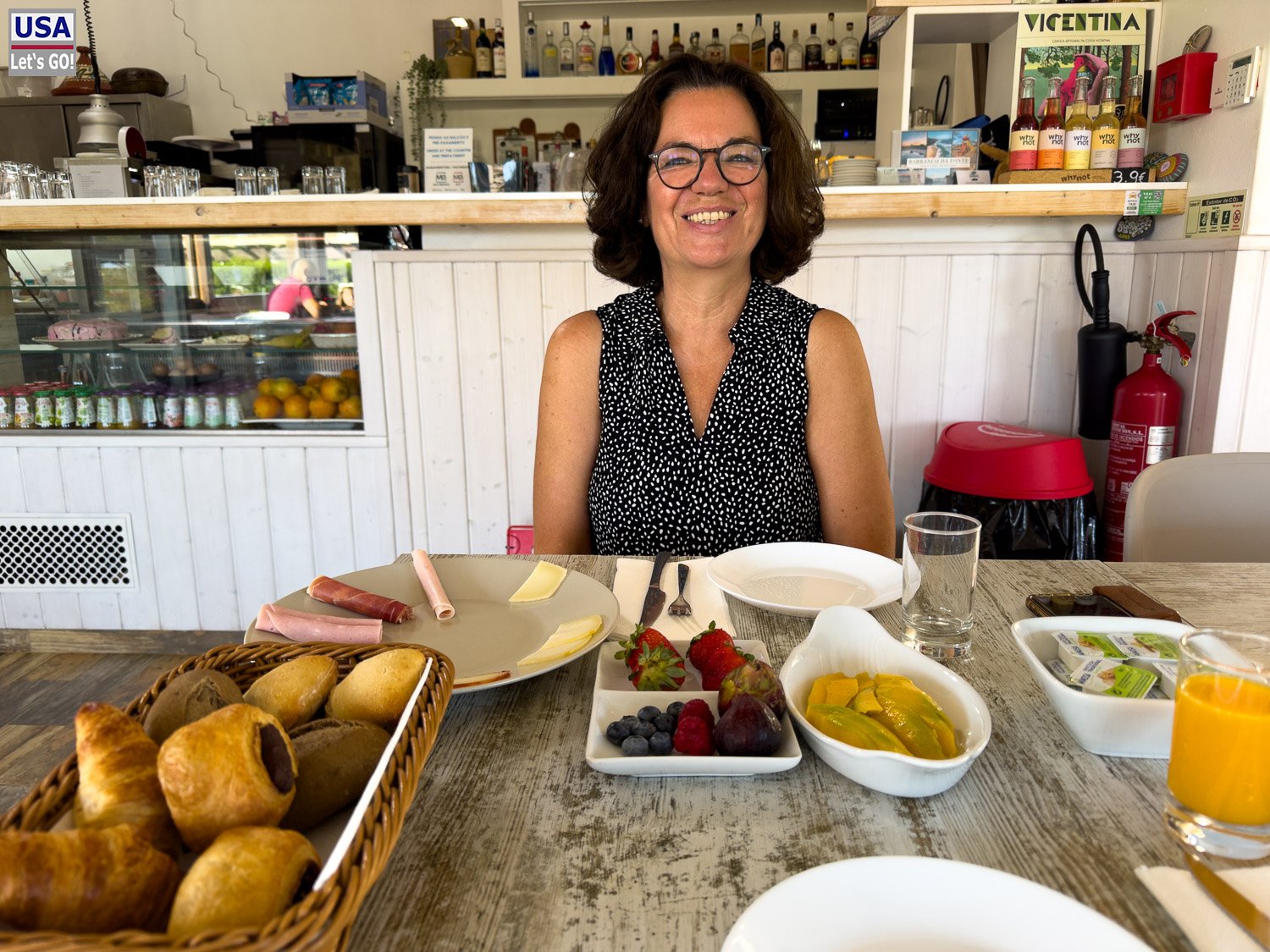 Anja beim Frühstück im Barranco da Fonte