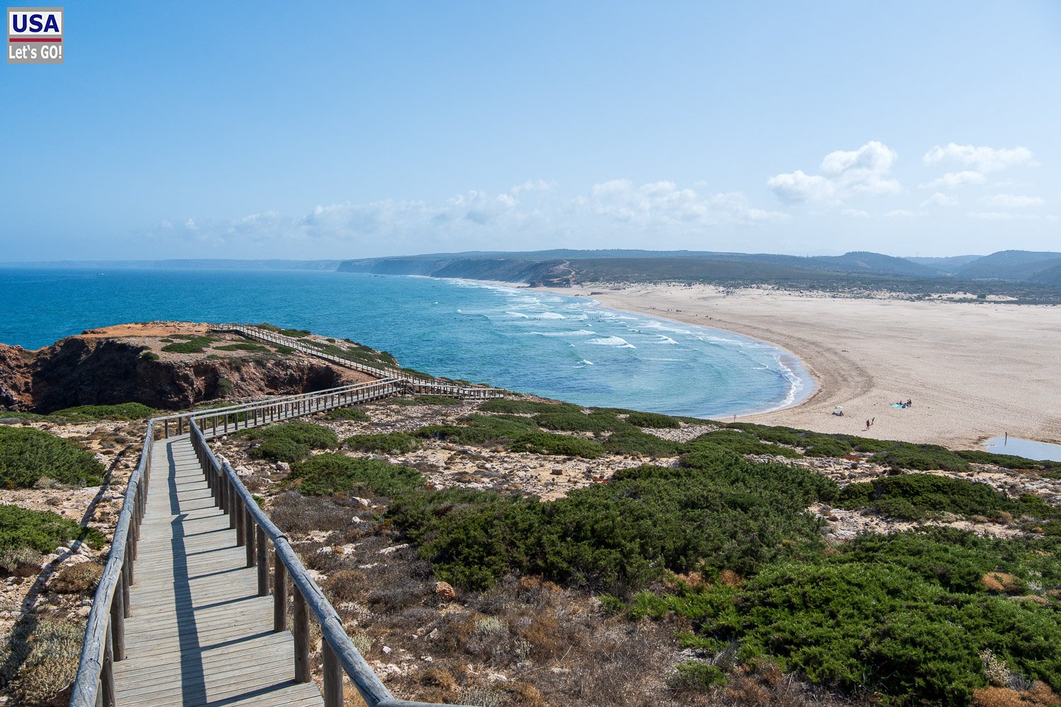 Holzsteg über die Dünen an der Praia da Bordeira