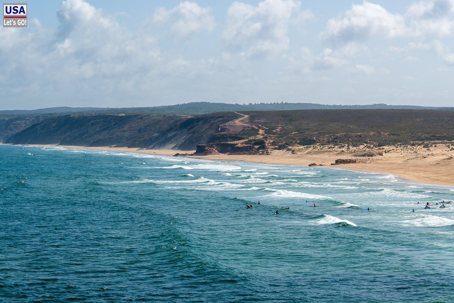 Surfer in der Brandung vor der Praia da Bordeira