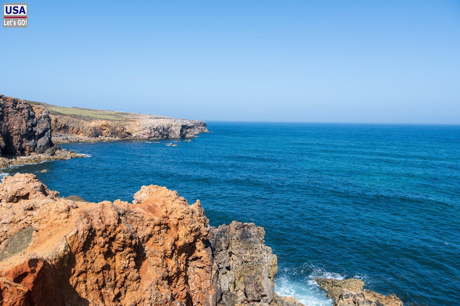 Rote Felsen und Atlantik an der Küste bei Carrapateira