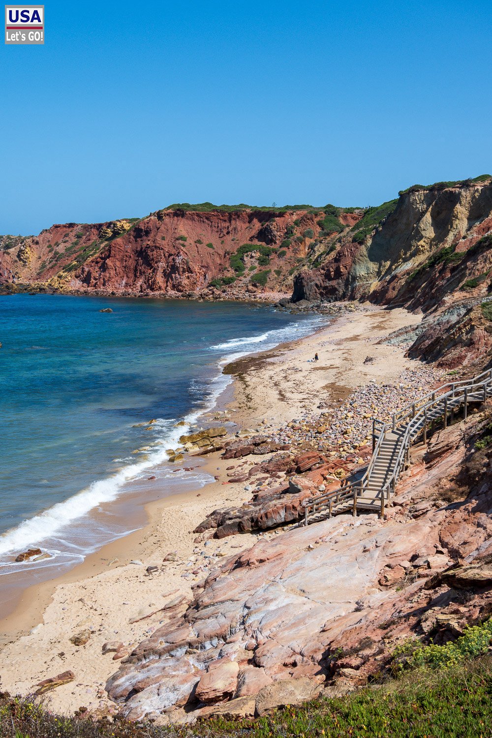 Holztreppe hinunter zu einem kleinen Strand bei Amado
