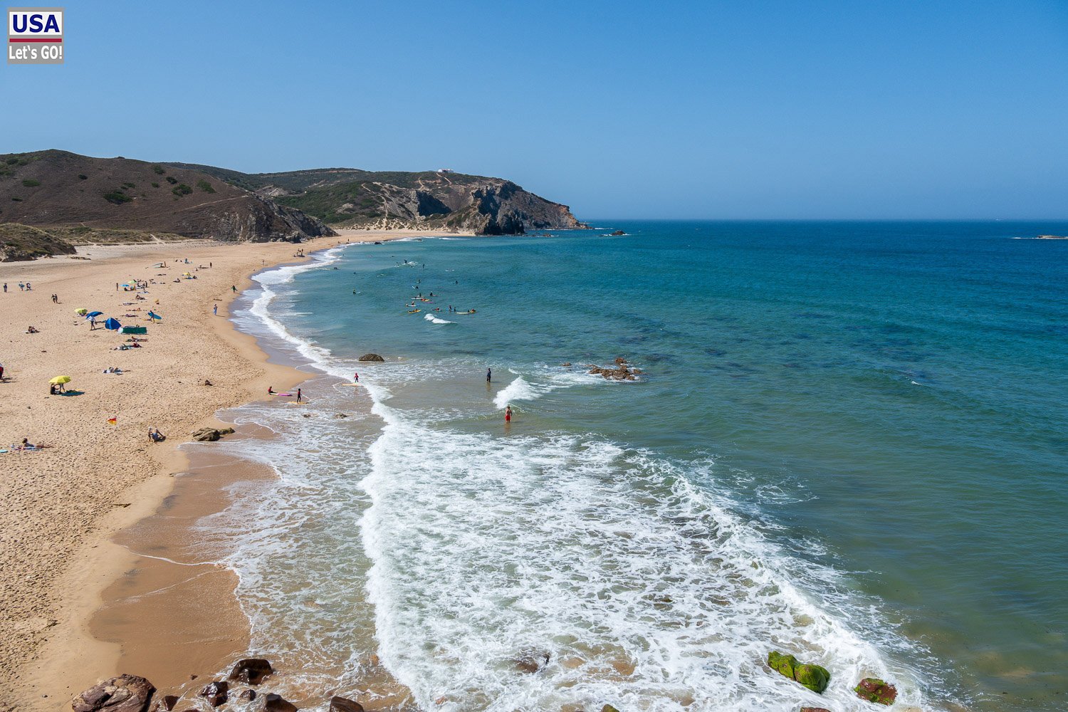 Praia do Amado mit Brandung und Surfern