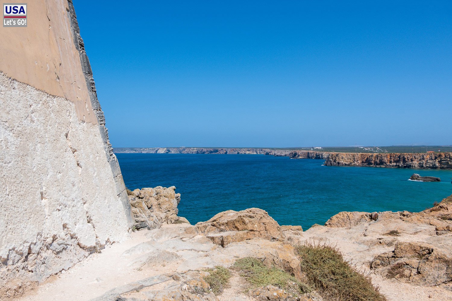 Klippen und Meer an der Mauer der Fortaleza de Sagres