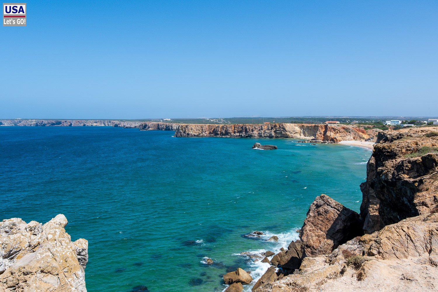 Türkisfarbenes Wasser an den Klippen von Sagres