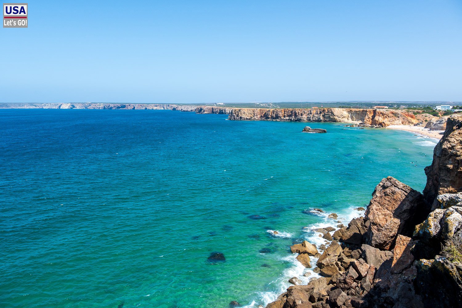 Steilküste von Sagres mit klarem Wasser