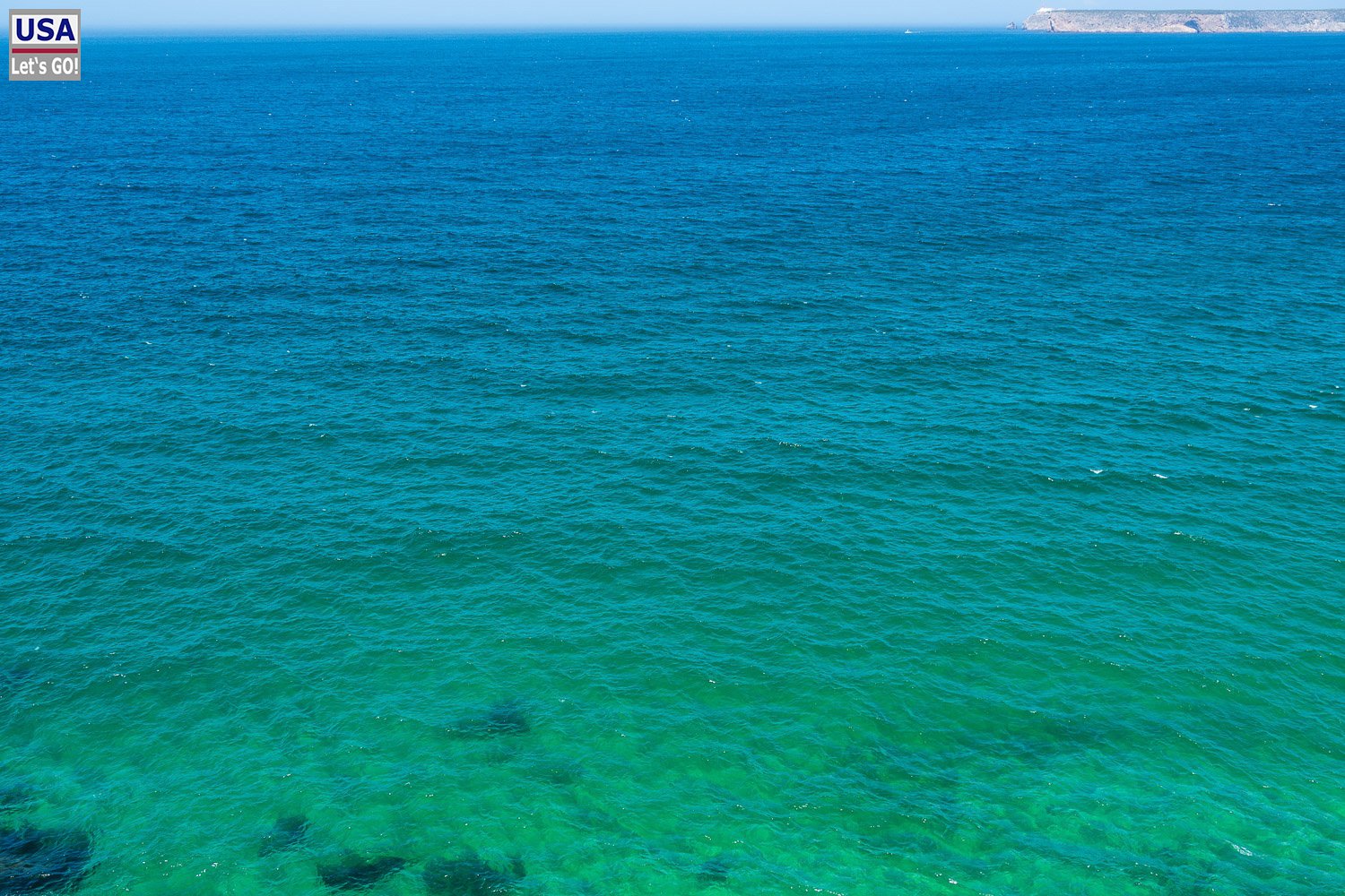 Smaragdgrünes Wasser vor den Felsen von Sagres