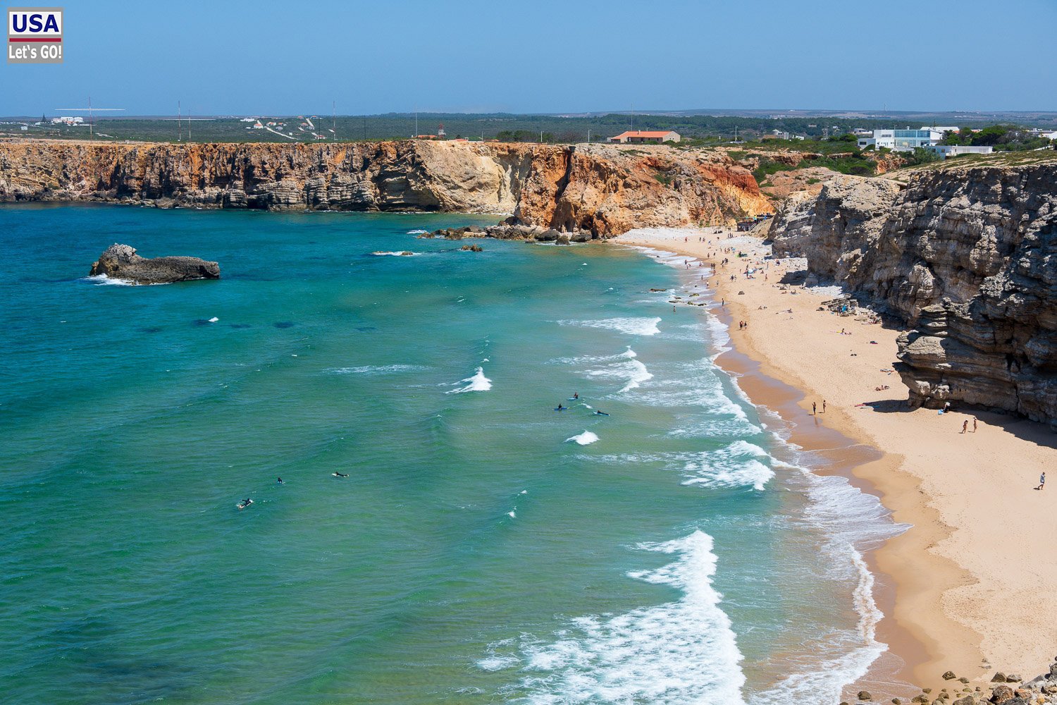 Praia do Tonel mit Surfern und Klippen