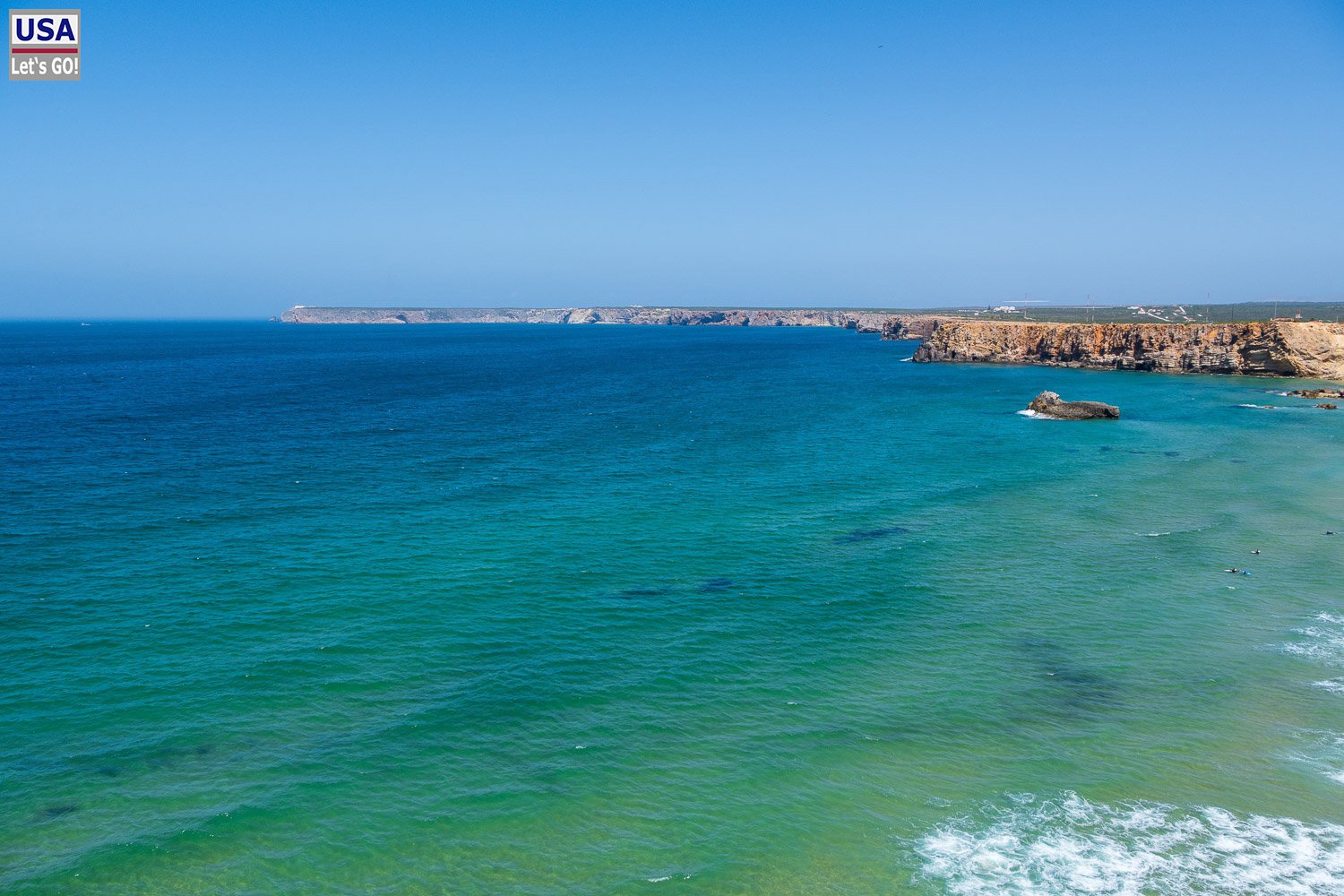 Blaues Meer vor der Küste bei Sagres