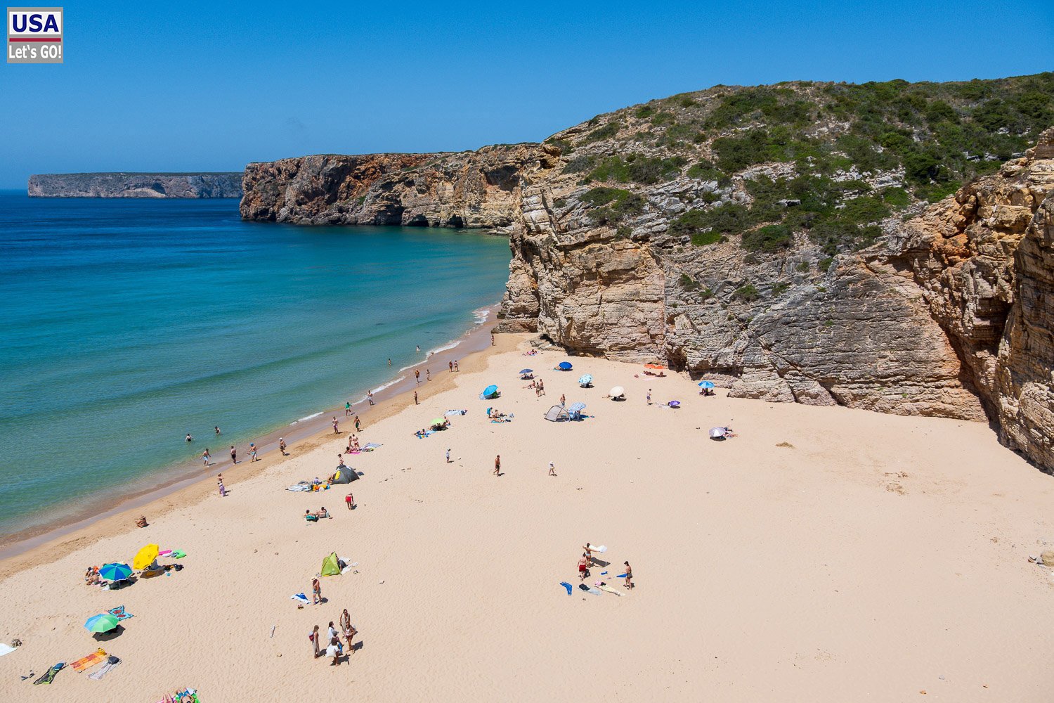 Praia do Beliche zwischen hohen Felsen von oben