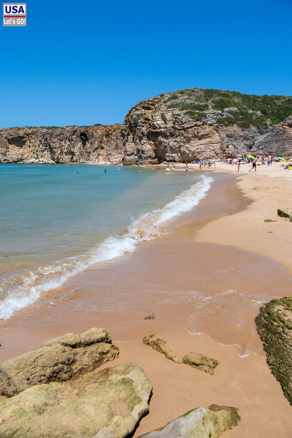 Ufer der Praia do Beliche mit Felsen im Vordergrund