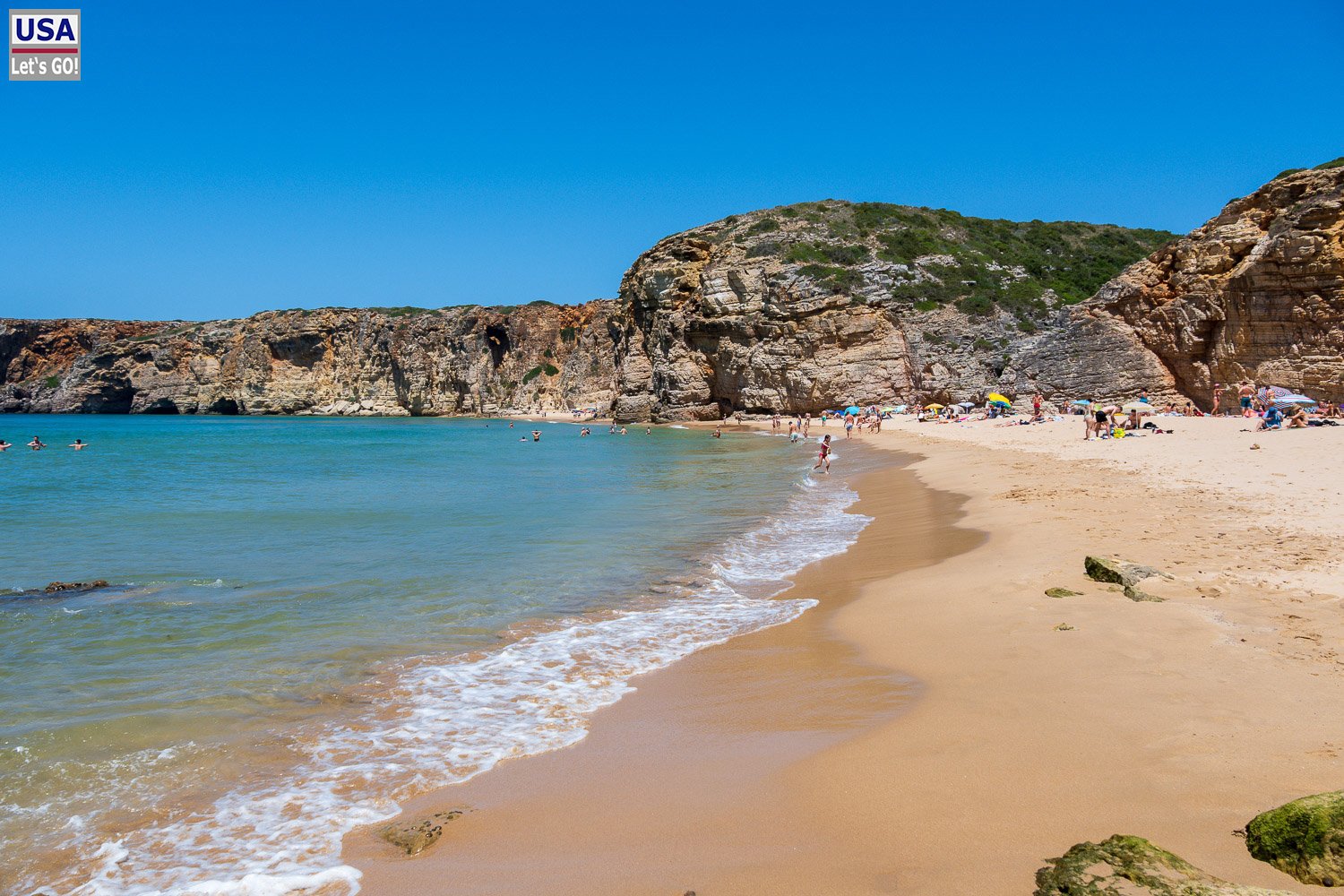 Praia do Beliche mit Felsnase im Hintergrund
