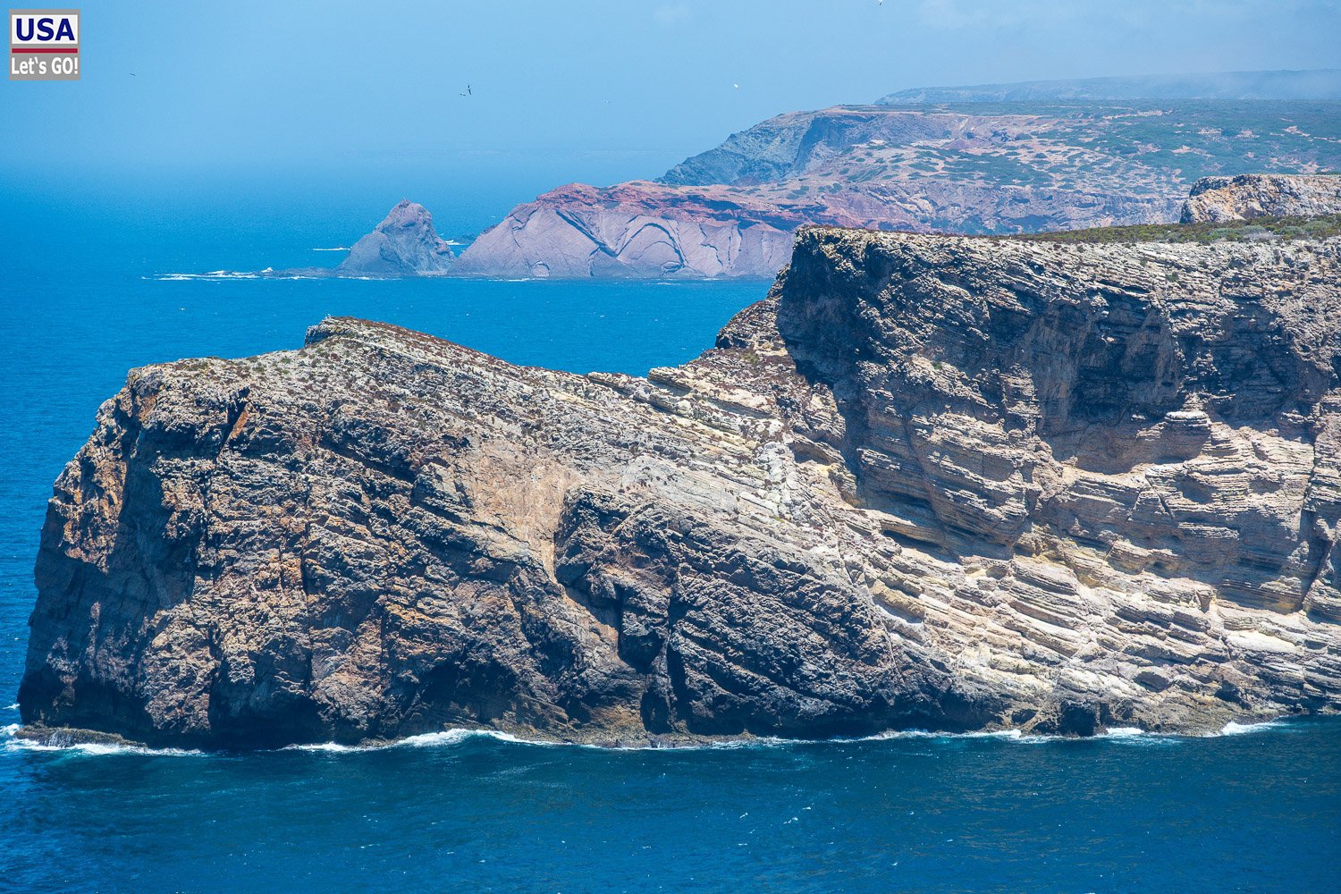 Felsen am Cabo de São Vicente mit Sagres im Hintergrund