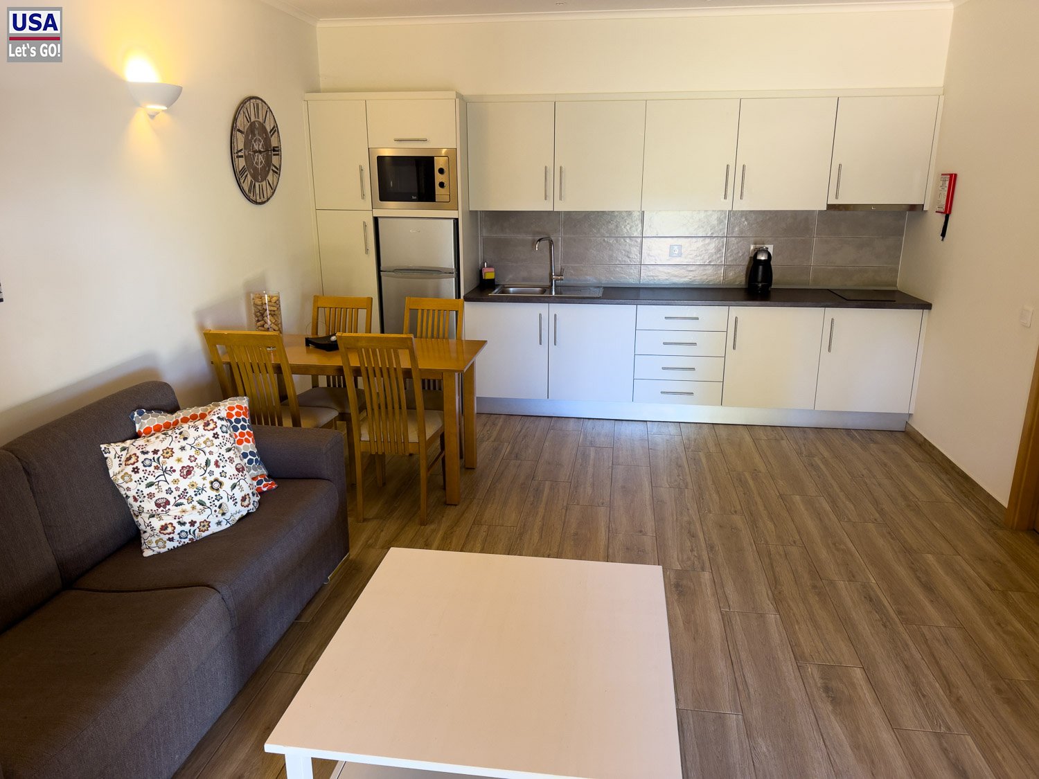 Wohnzimmer mit Küche im Apartment der Quinta dos Poetas