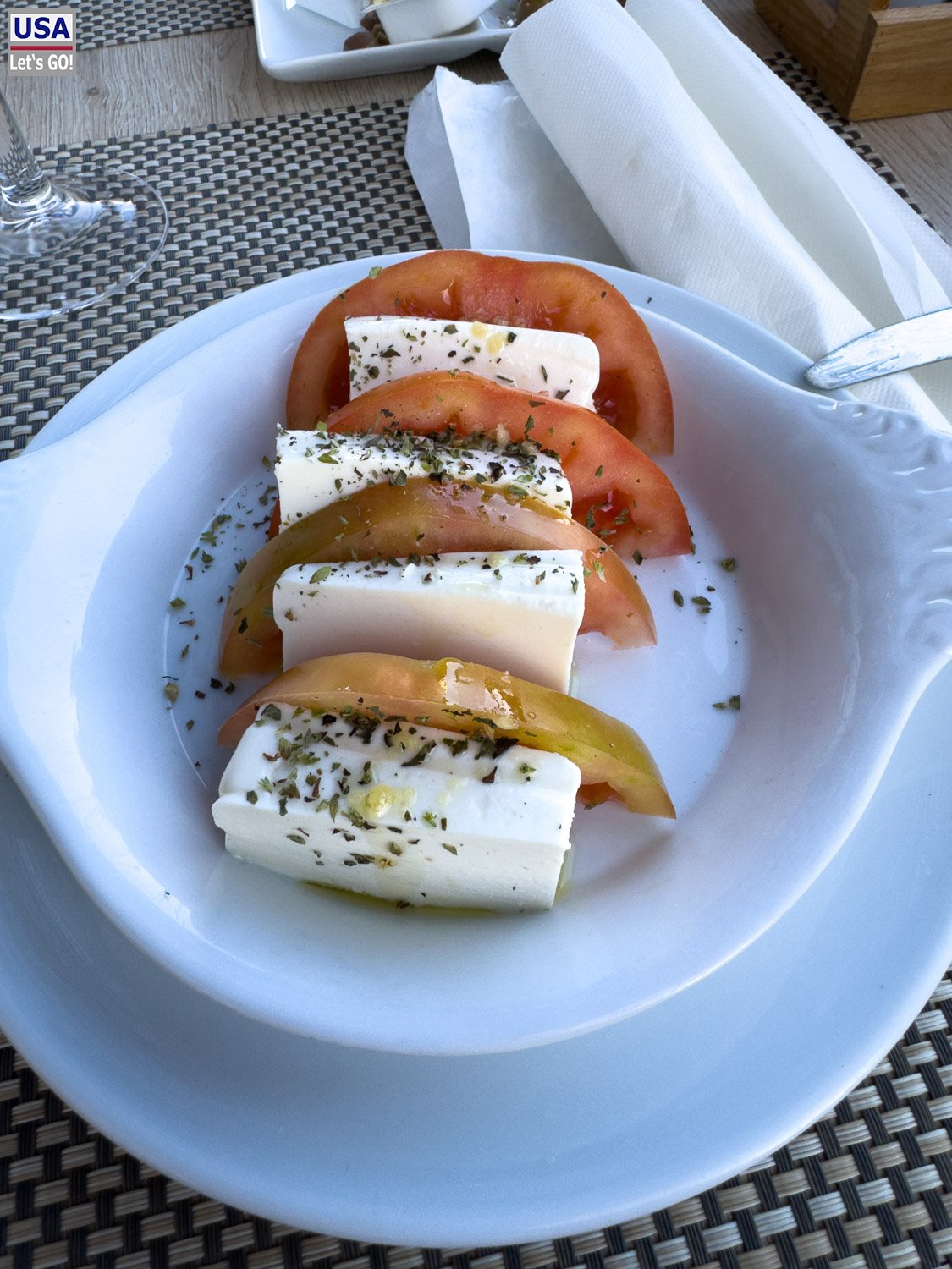 Tomate mit Mozzarella als Vorspeise im Restaurant der Quinta dos Poetas