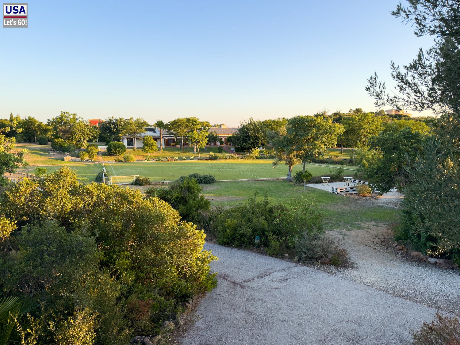 Weg durch die Gartenanlage der Quinta dos Poetas