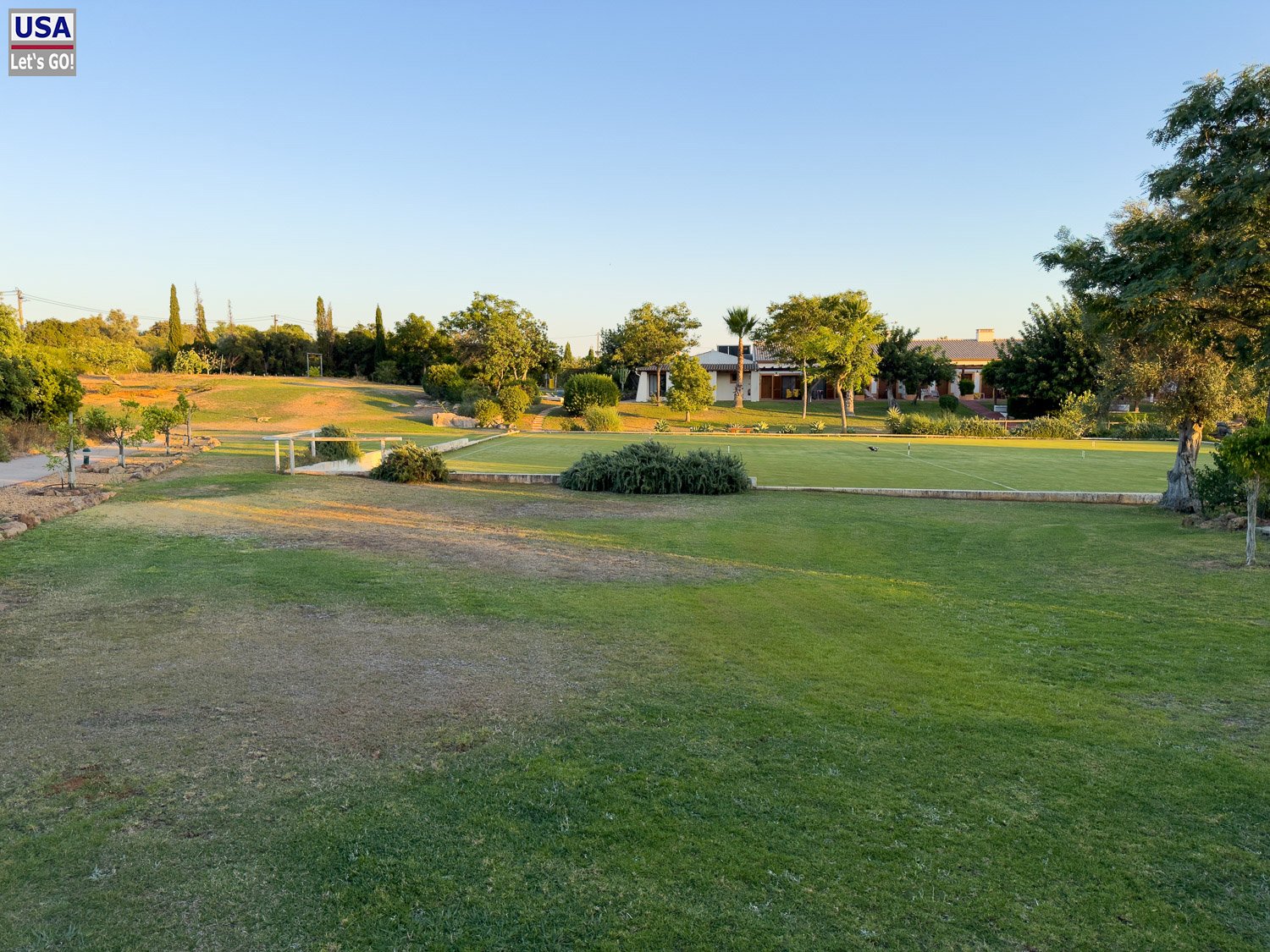 Rasen der Quinta dos Poetas im Abendlicht