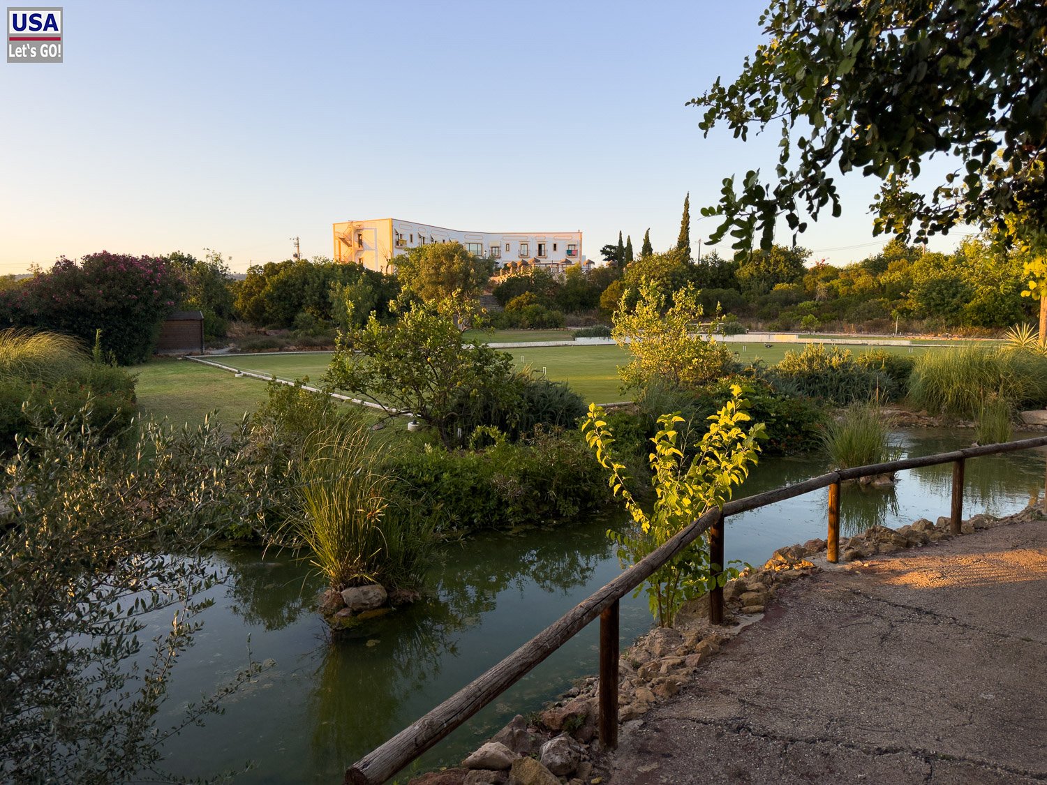 Teich und Weg im Park der Quinta dos Poetas