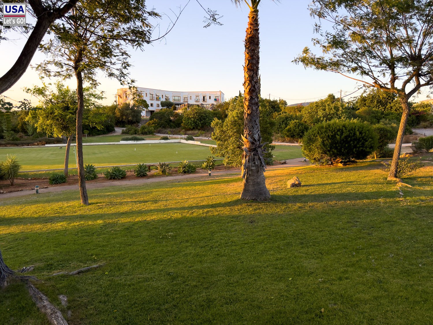 Palme und Rasen im Park der Quinta dos Poetas