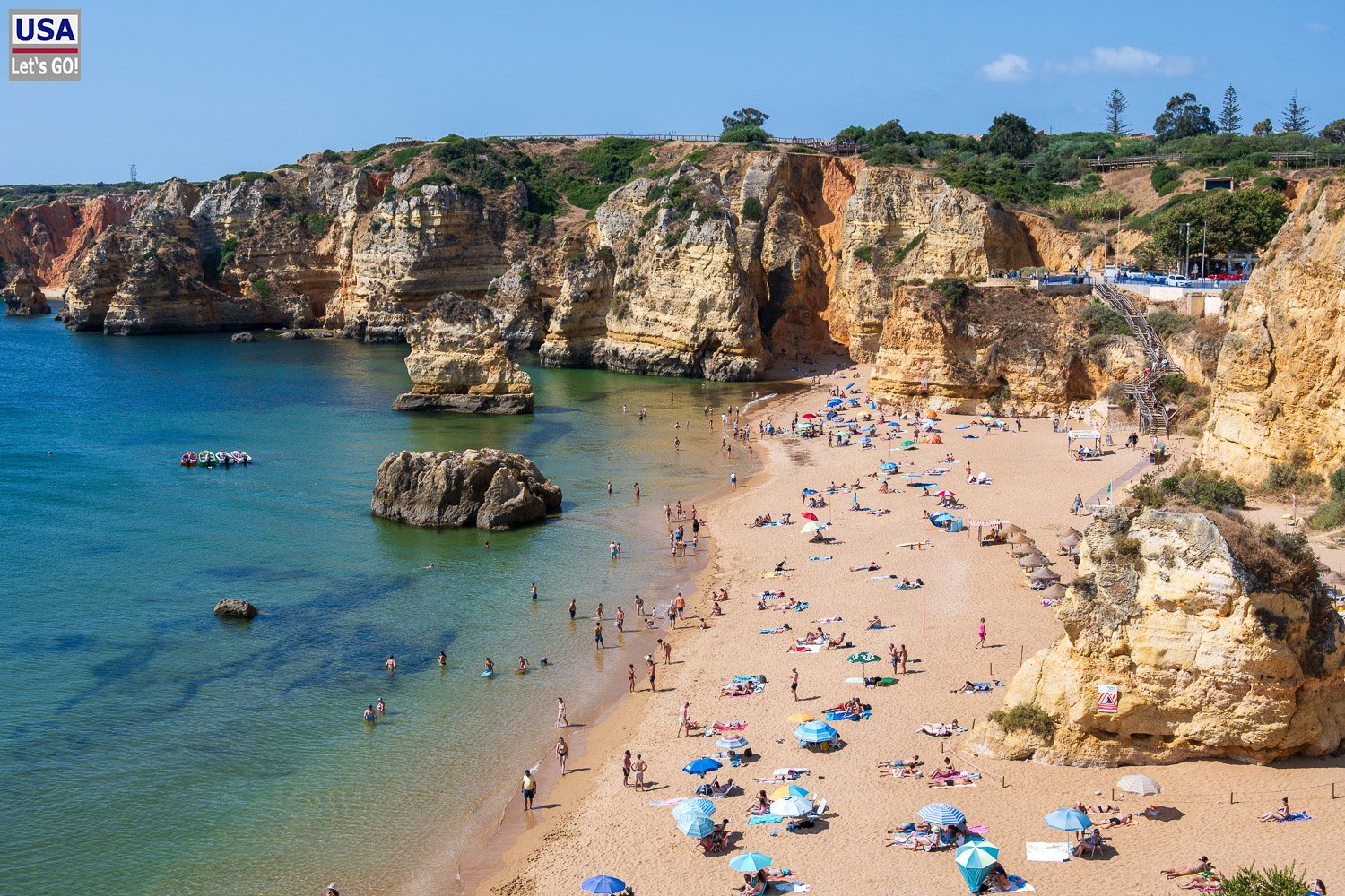 Praia de Dona Ana mit Sonnenschirmen von oben